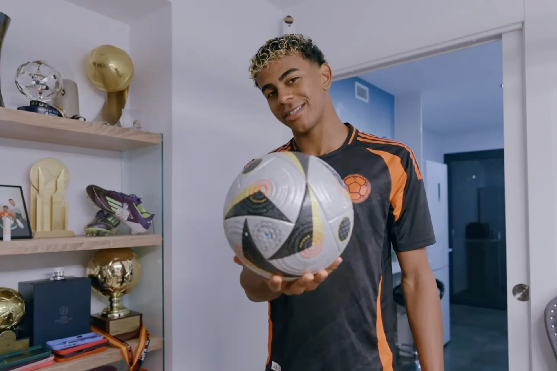 Lamine Yamal lanceert nieuw YouTube kanaal en maakt special gebaar naar voetballer van Bayern München