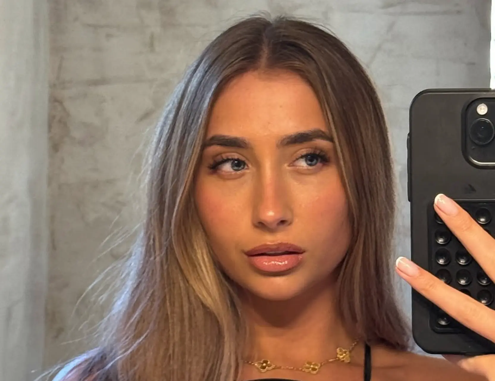 Adult content creator Lily Phillips overweegt afscheid van porno carrière na dopen en herontdekken van geloof