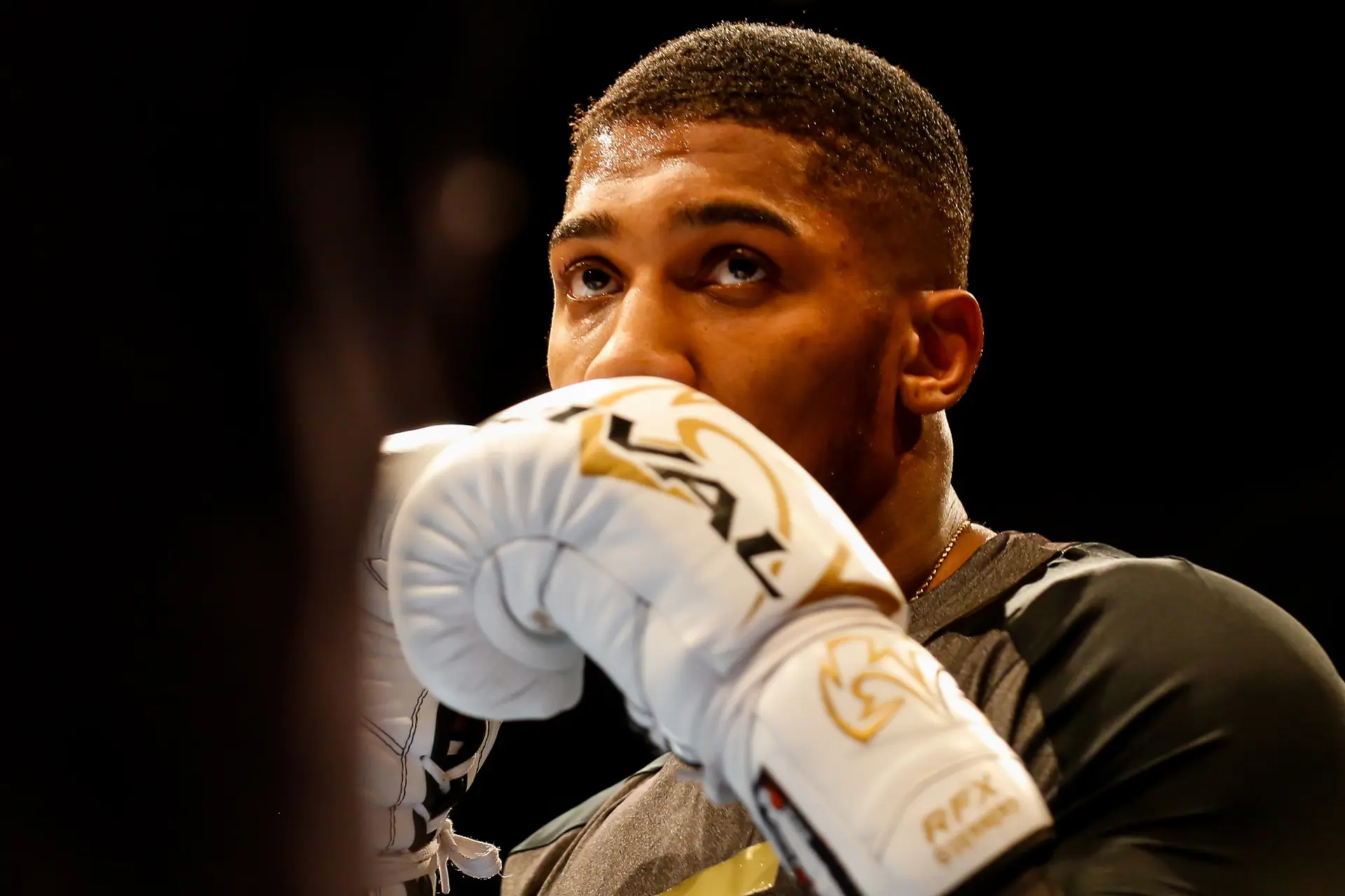 Bokser Anthony Joshua verlaat ziekenhuis en eert vrienden die omkwamen bij fataal auto ongeluk in Nigeria
