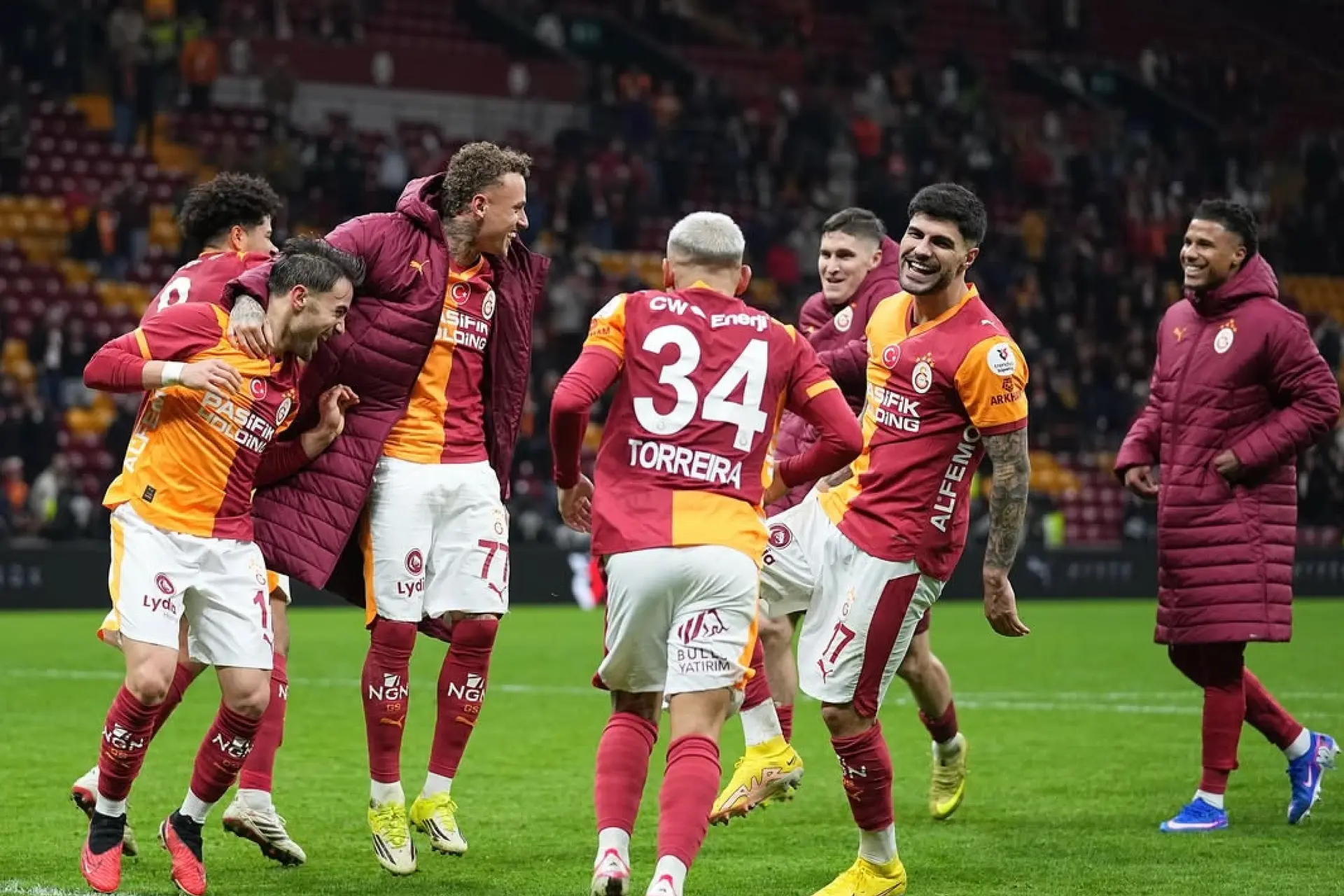 Noa Lang door Turkse fans op prachtige wijze ontvangen na debuut bij Galatasaray