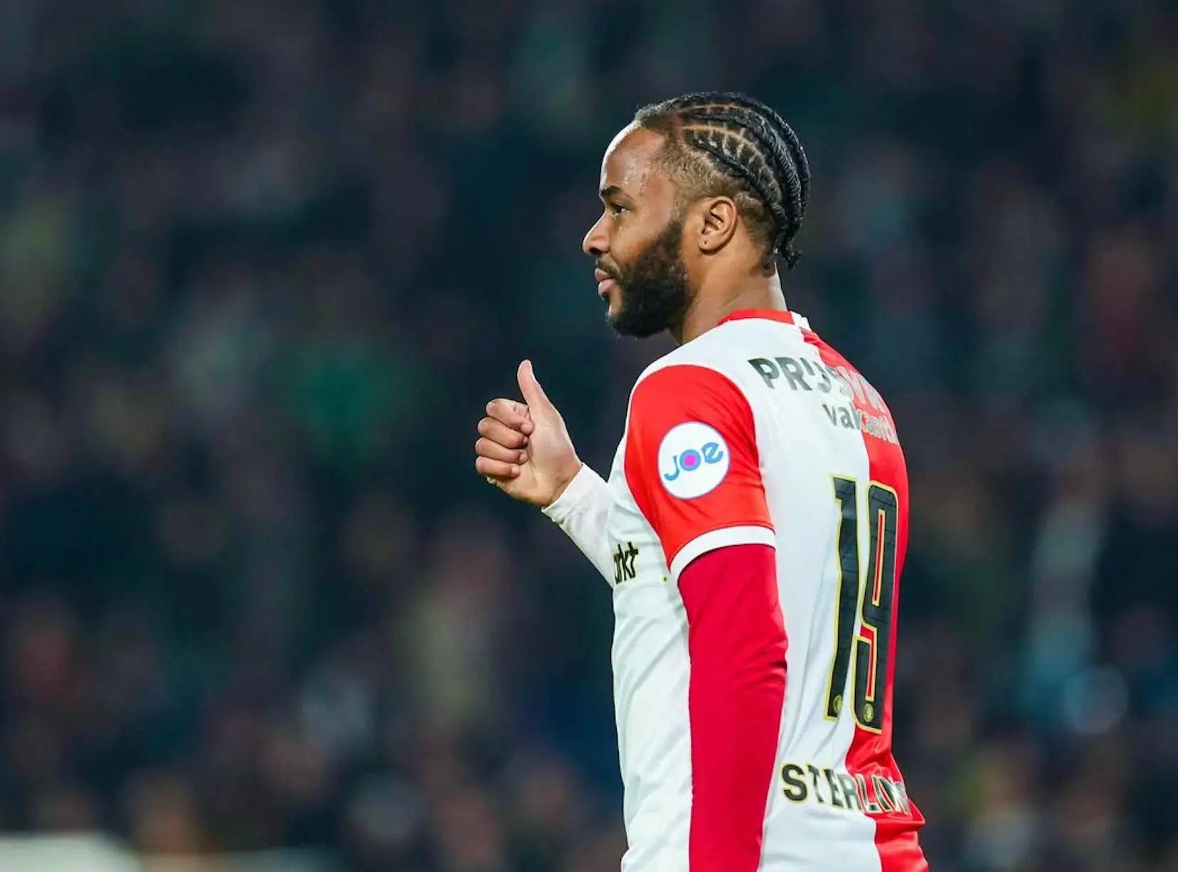 Beelden van Feyenoord-debuut Raheem Sterling gaan de wereld over en voetbalfans zijn het met elkaar eens