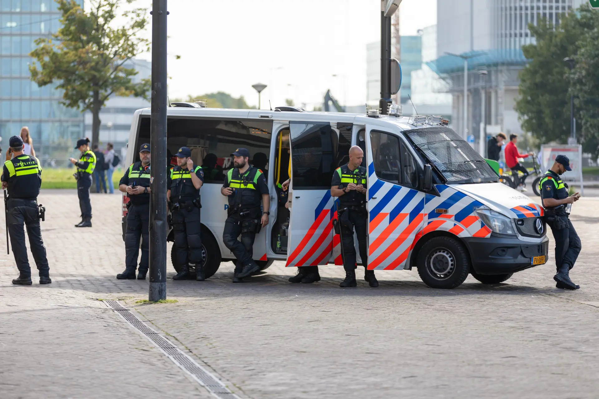 Rotterdamse agenten werkten graag tijdens Klassieker tussen Feyenoord en Ajax: "Lekker Amsterdammertjes slaan"