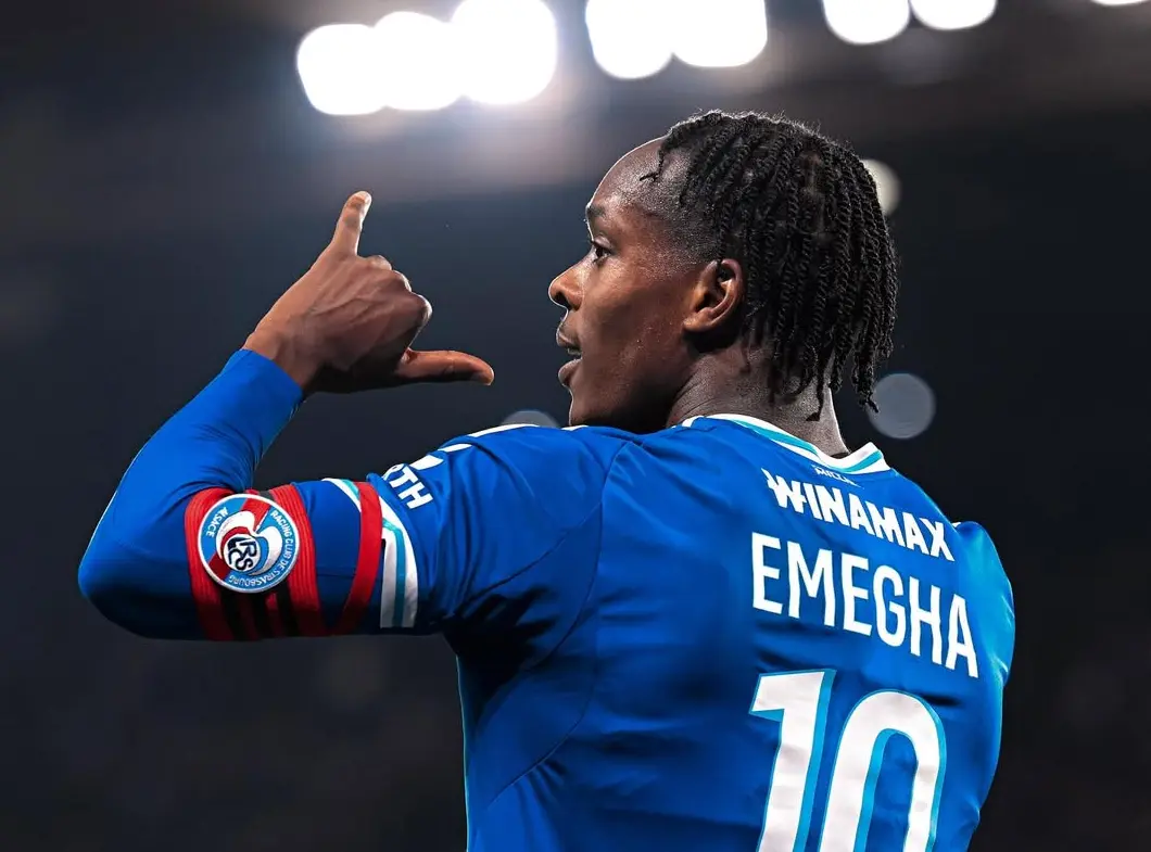 Emanuel Emegha door RC Strasbourg fans geconfronteerd om zijn houding