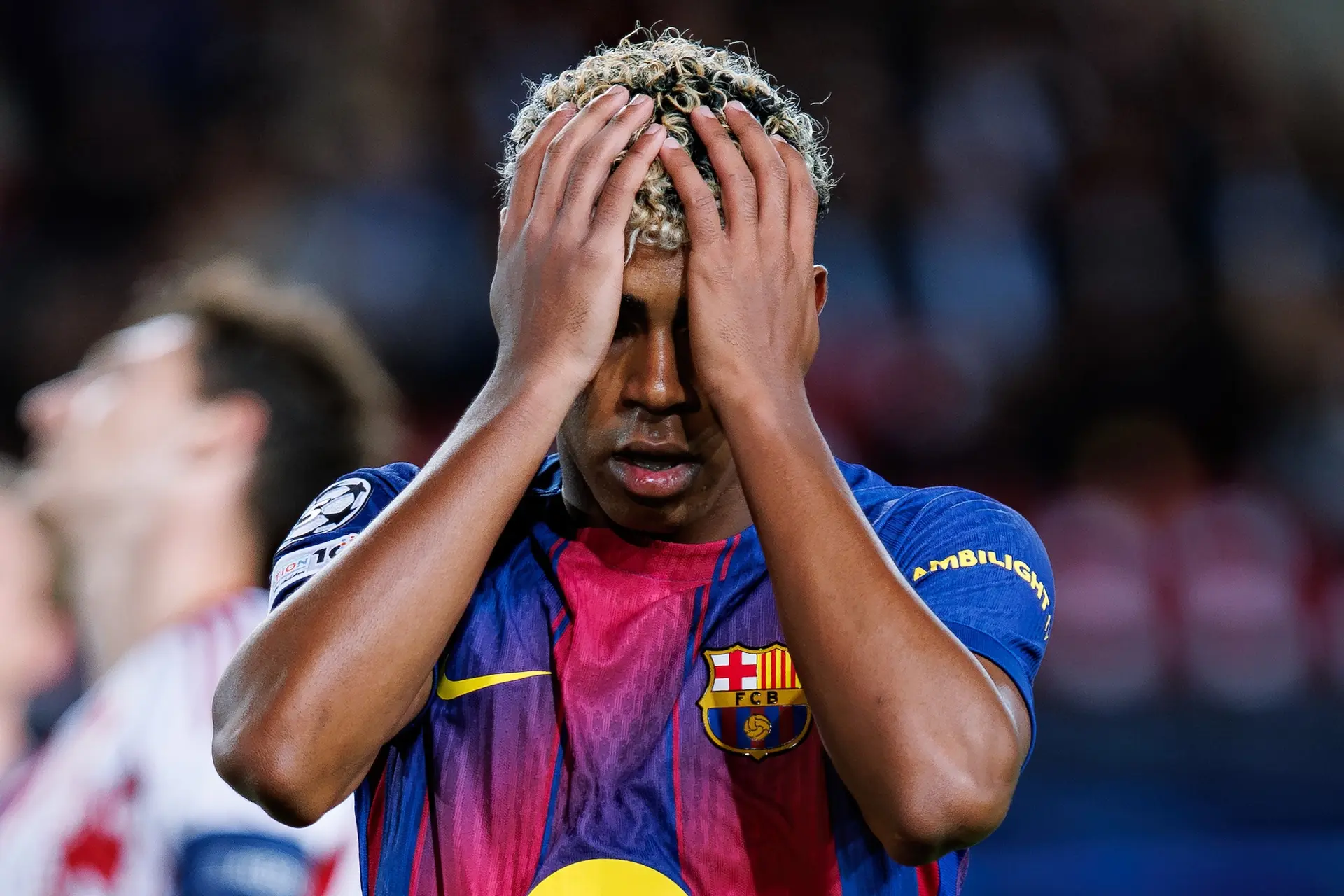 Mogelijk geen WK voor Lamine Yamal, voetballer valt geblesseerd uit bij Barcelona tijdens penalty