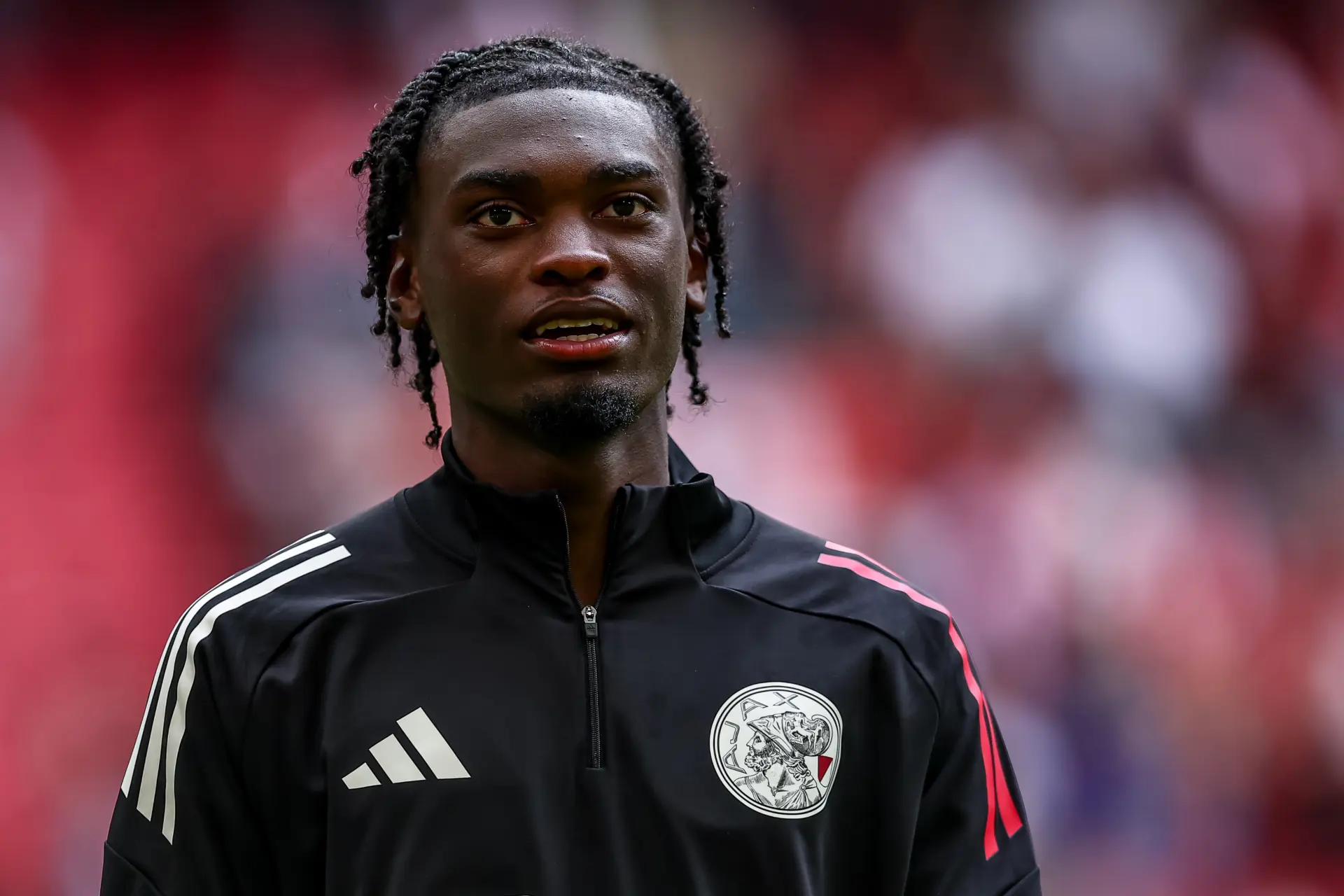 Ajax-talent Mokio reageert op onrust rond nieuw contract: 'Toen ik tekende, was het rustig'