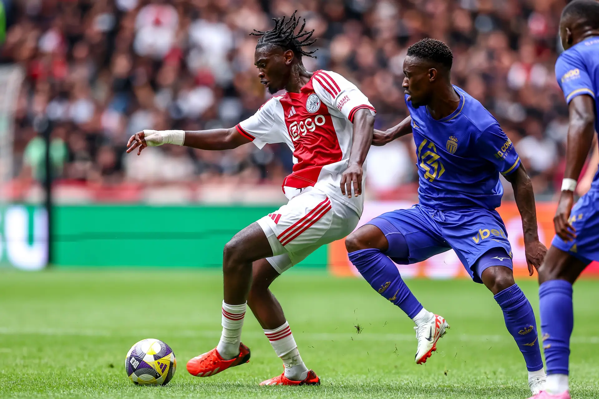 Ouders Mokio saboteerden contractonderhandelingen met Ajax: "Vader zag hem als melkkoe"