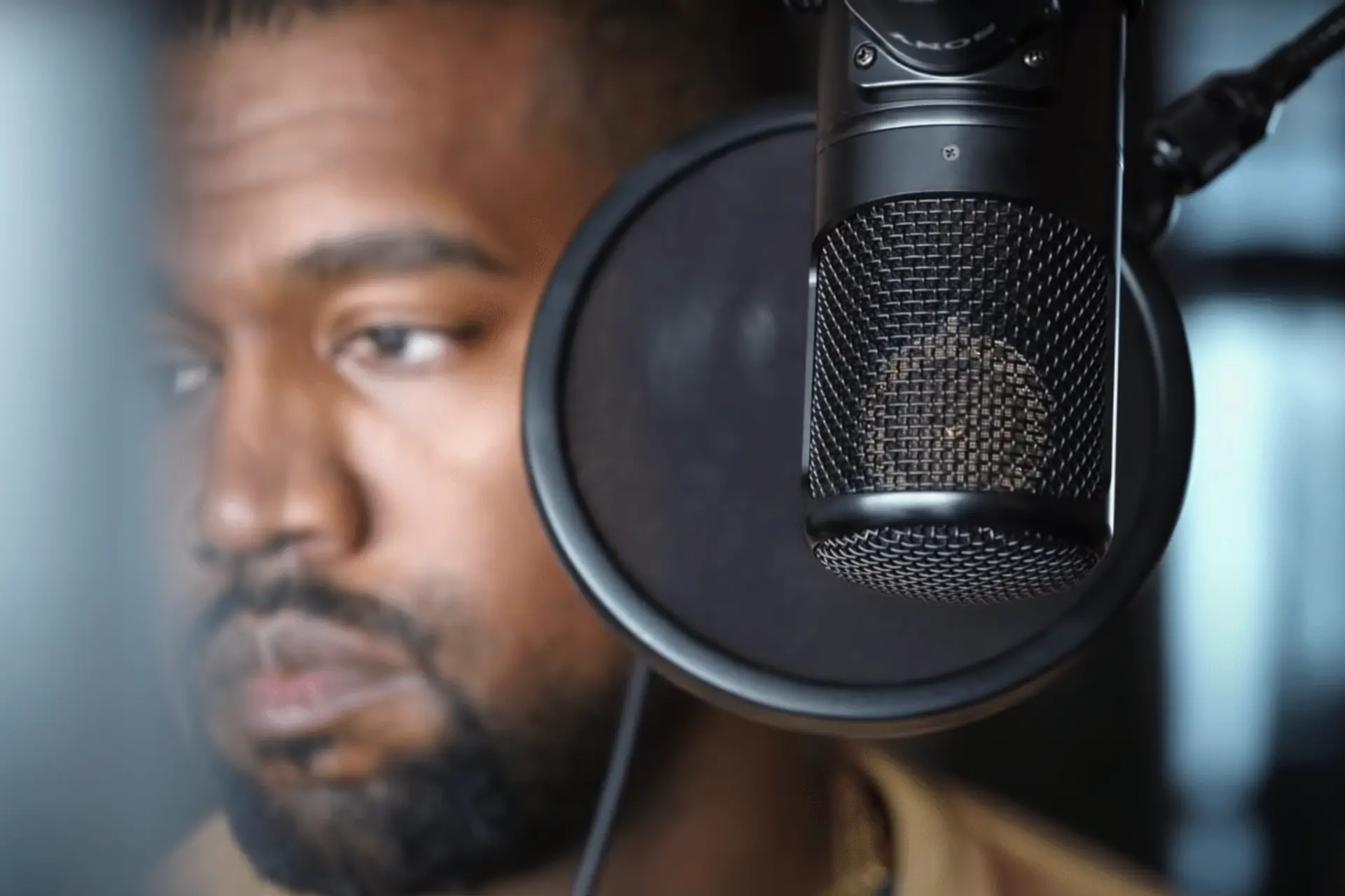 Ondanks annuleringen in Europa kondigt Kanye West nieuw concert in Albanië aan en laat hij tijdelijk stadion bouwen