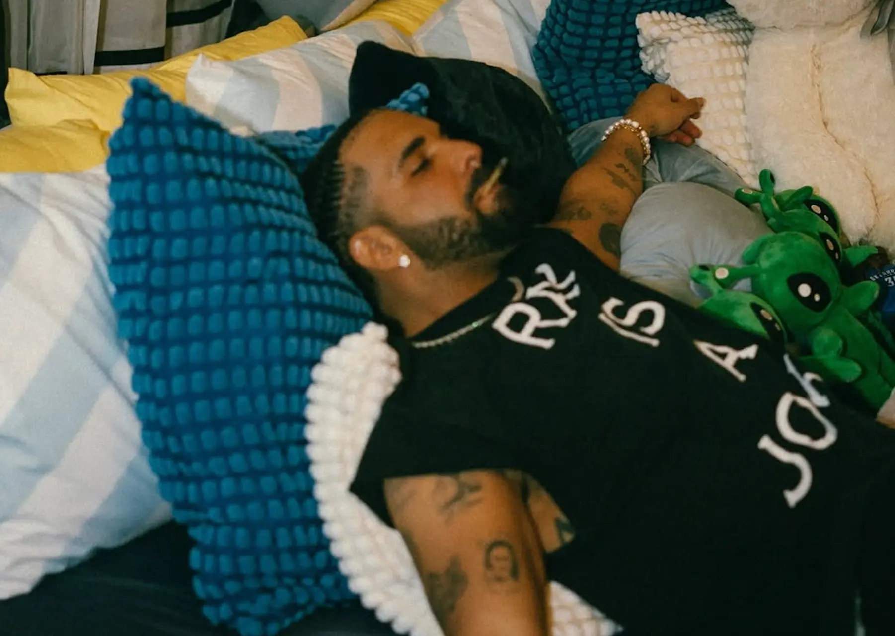 Volgens het internet is dit de reden waarom Drake in plaats van één album, drie albums op één dag heeft uitgebracht