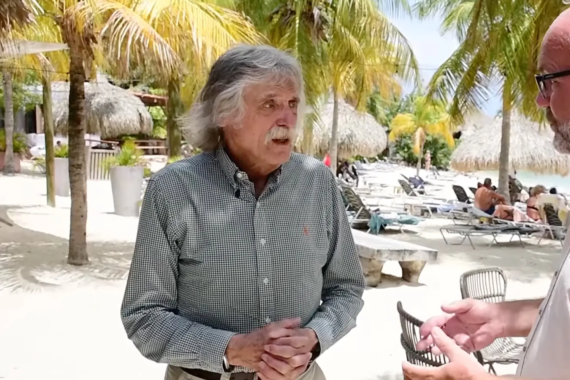 Johan Derksen op Curaçao opnieuw geconfronteerd om 'roversnest' opmerking: 'Zie je aan de gouden kettingen'