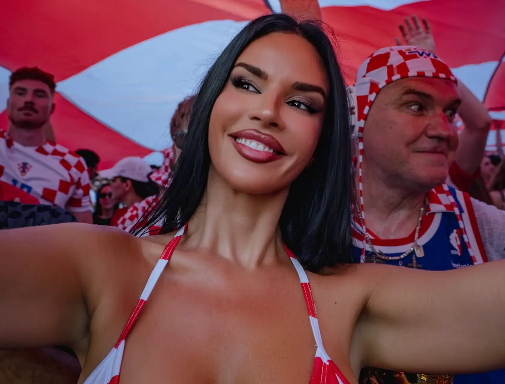Oud-Miss Kroatië is opnieuw schaars gekleed aanwezig op het WK: "Mijn vierde WK"