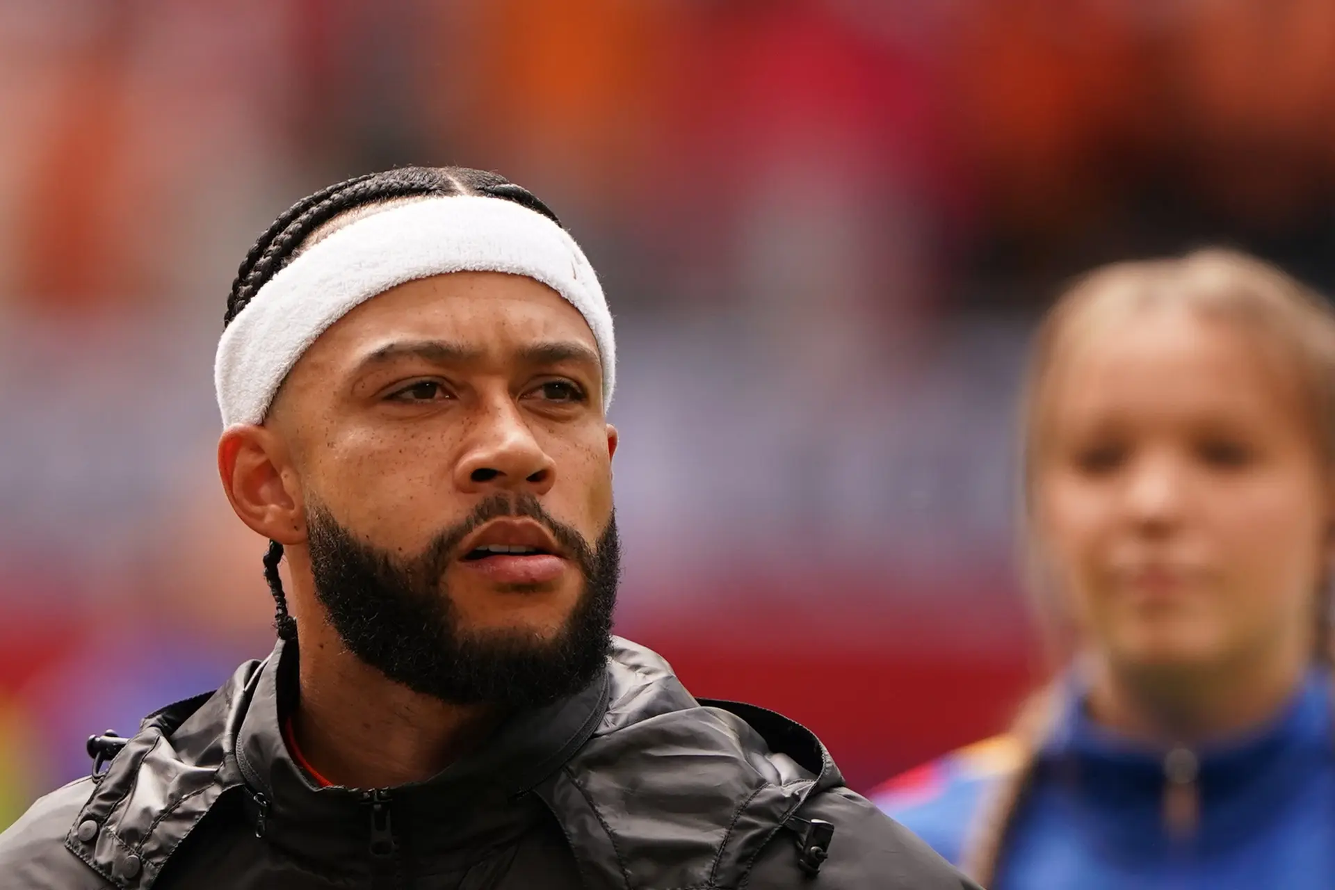 Elleboog Memphis Depay tegen Japan gaat de wereld over: “Dit was gewoon rood”