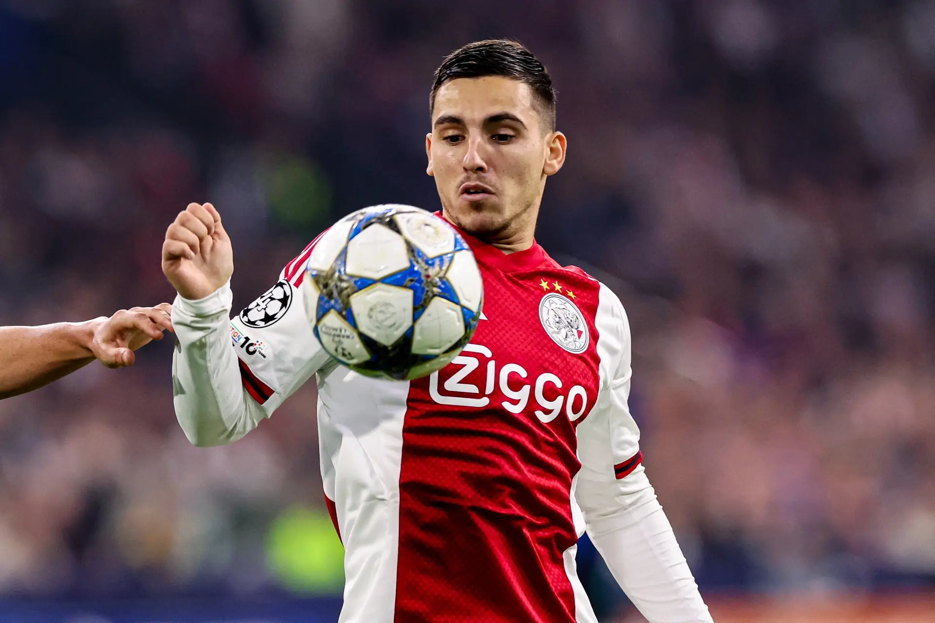Ajacied Oscar Gloukh provoceert Albanees publiek na goal voor Israël en wordt bekogeld
