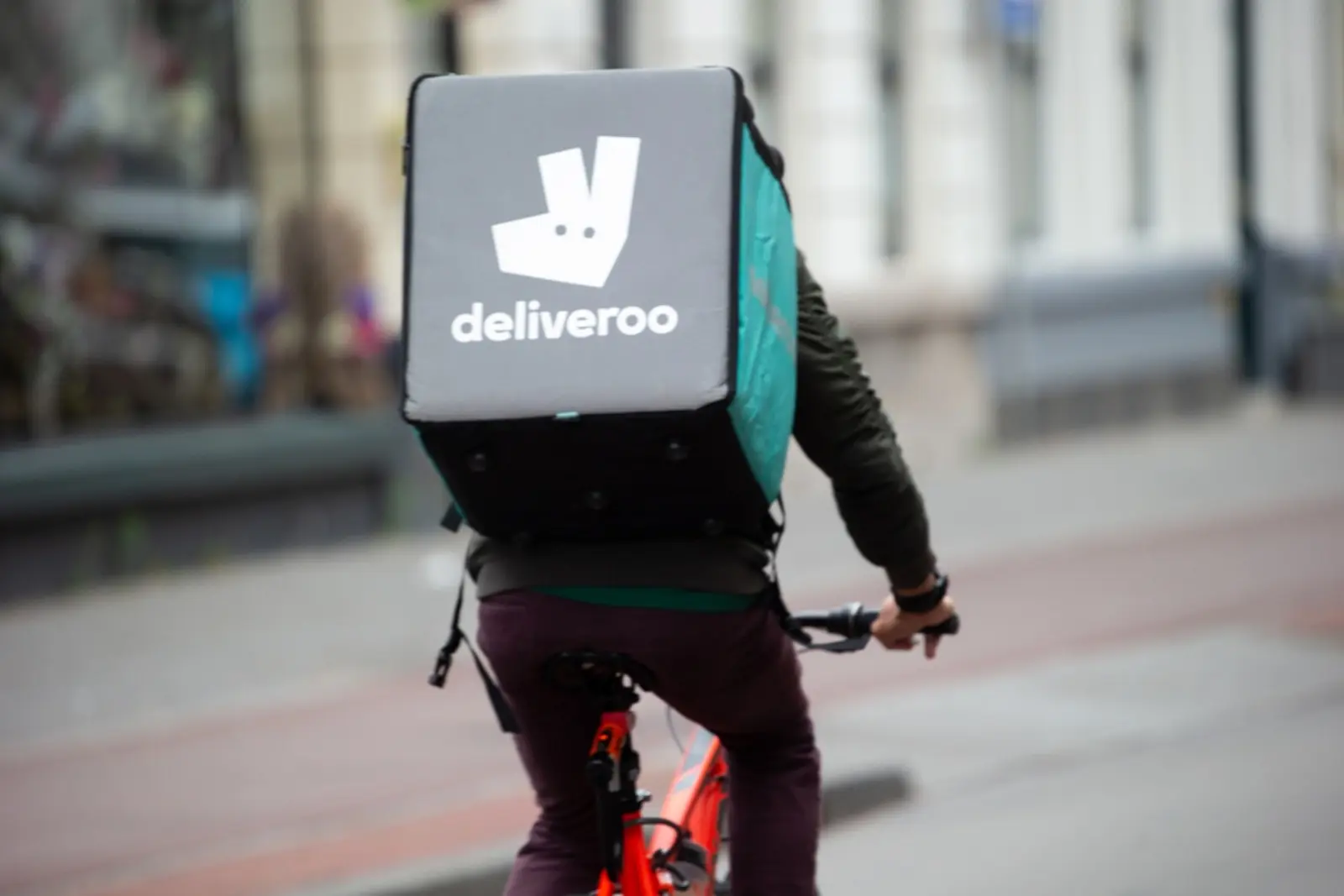 deliveroo-bezorger-op-fiets
