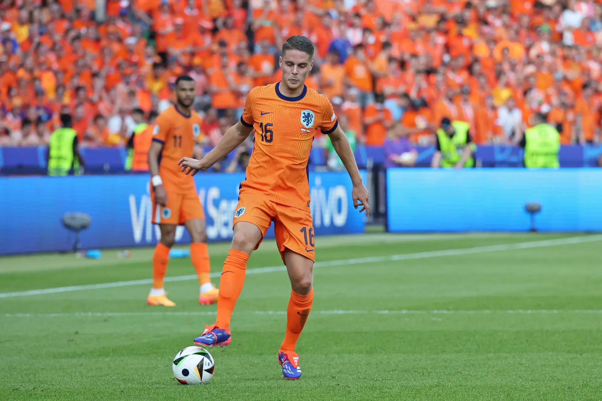 Joey Veerman in actie voor het Nederlands elftal