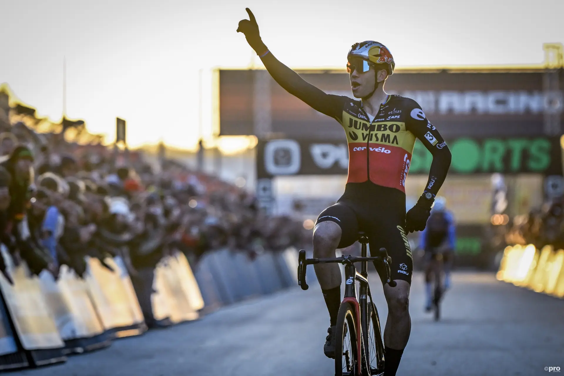 "Ein sonniger Cross im Januar ist ein perfektes Szenario" - Nach dem Daumen hoch von Pidcock und Van der Poel, bleibt Benidorm hoffnungsvoll, Van Aert in die Startliste aufzunehmen