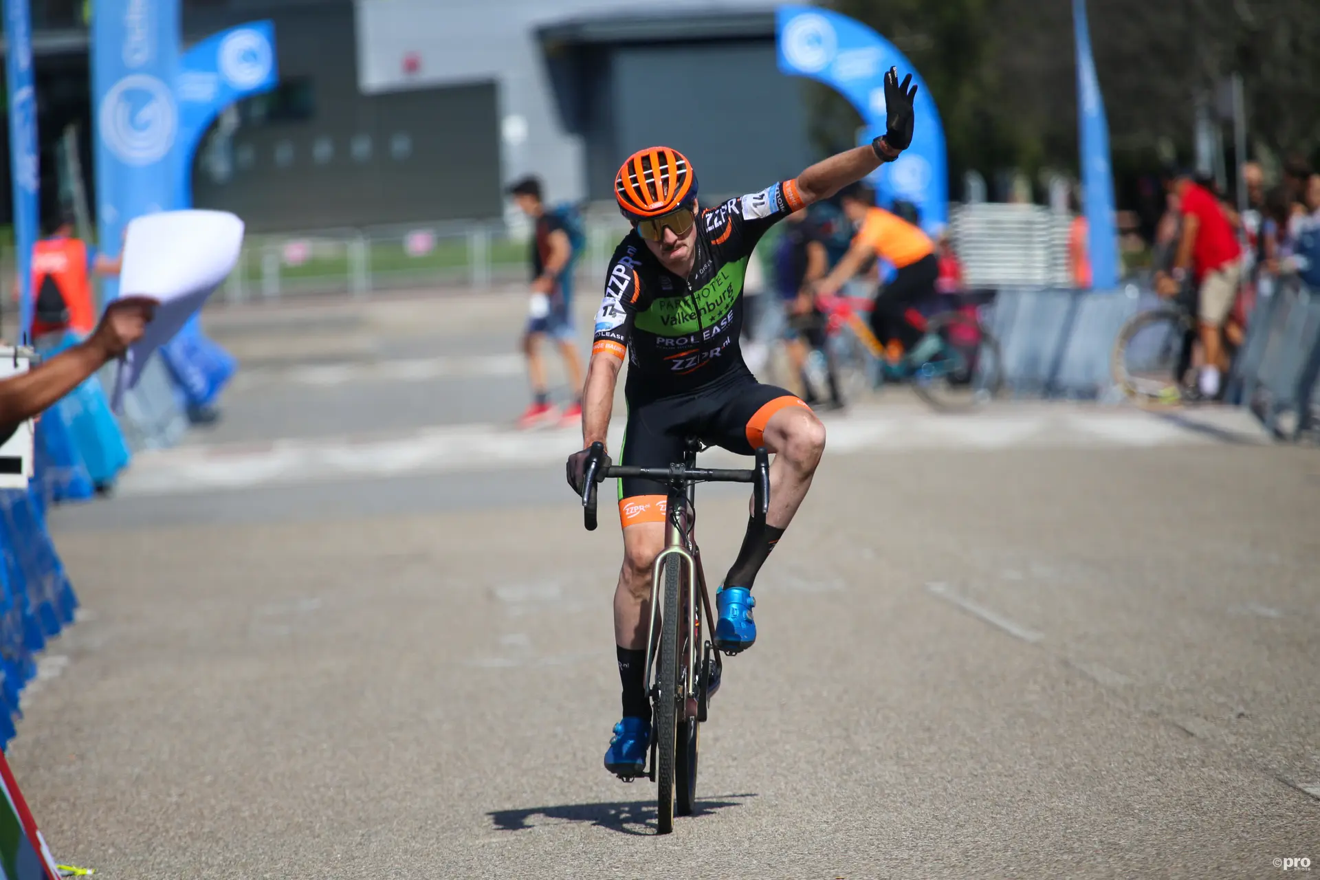 "Man kann nicht einfach 14 Wochenenden lang Rennen fahren und das gleiche Niveau halten" - Jens Dekker für eine Verkleinerung des World Cups