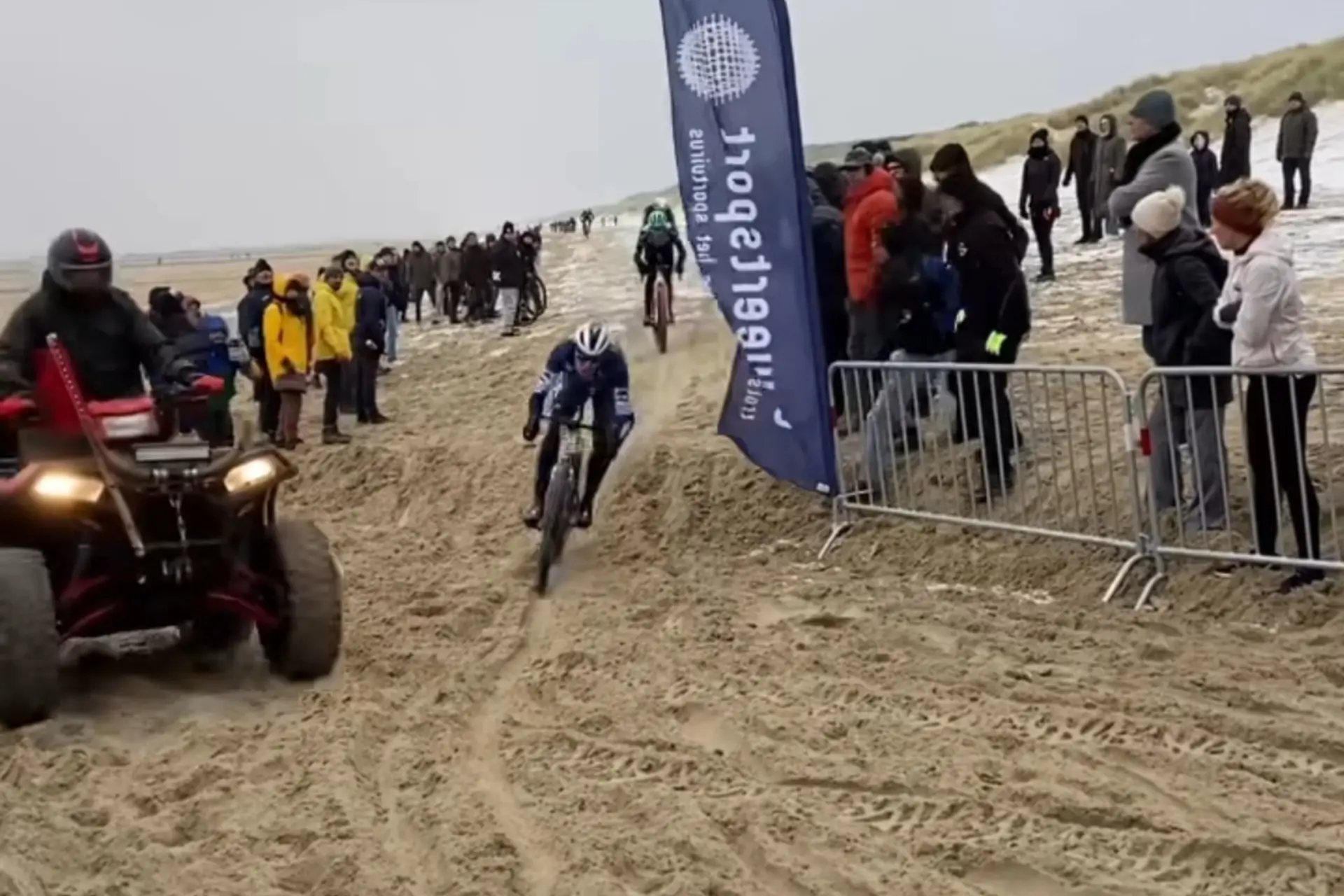 Tim Merlier gewinnt das Bredene Beach Race, nachdem er einem Zusammenstoß mit einem Quad nur knapp vermeiden konnte