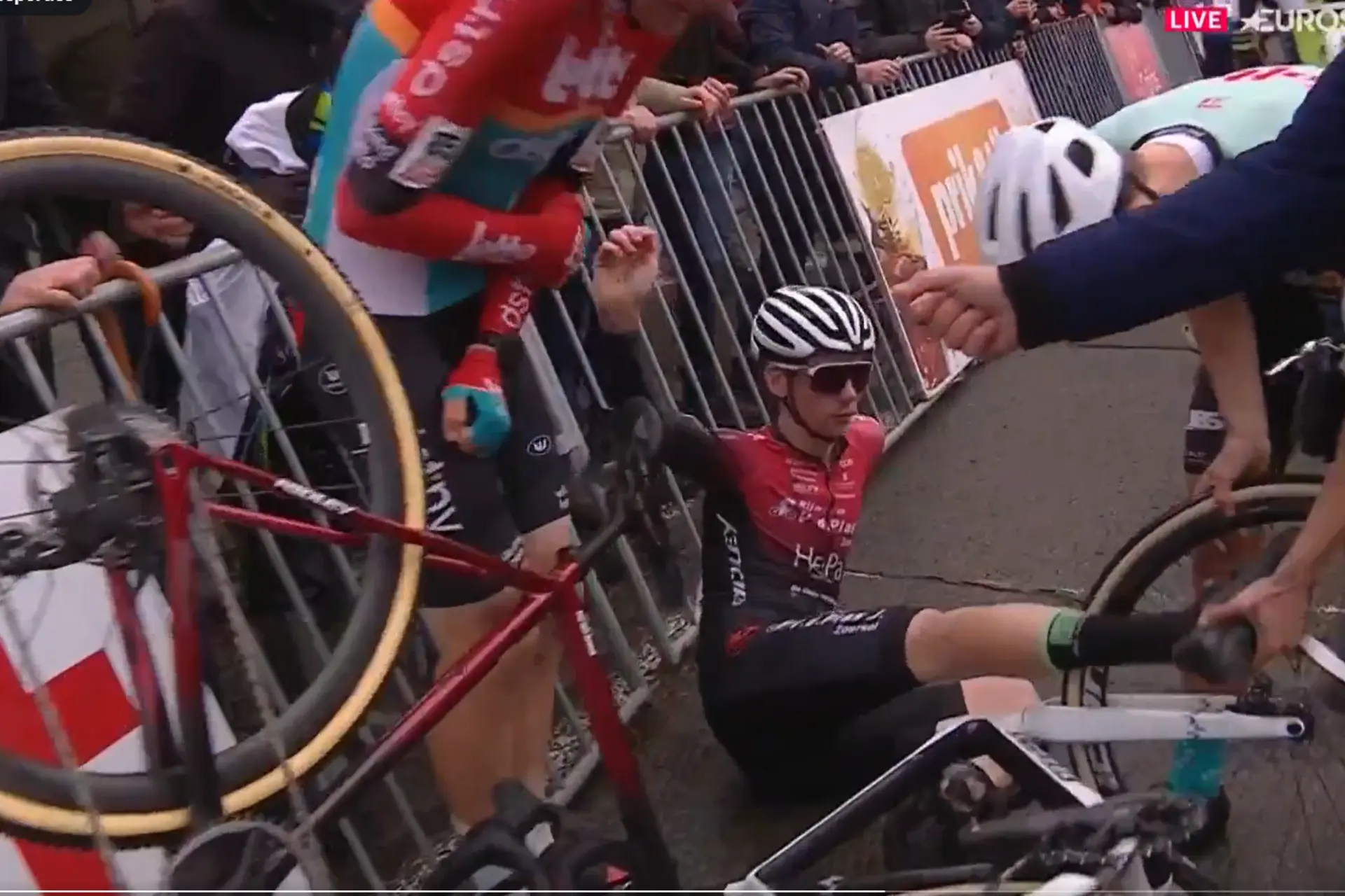 VIDEO: Massensturz verursacht Chaos beim Start des Exact Cross Loenhout der Männer