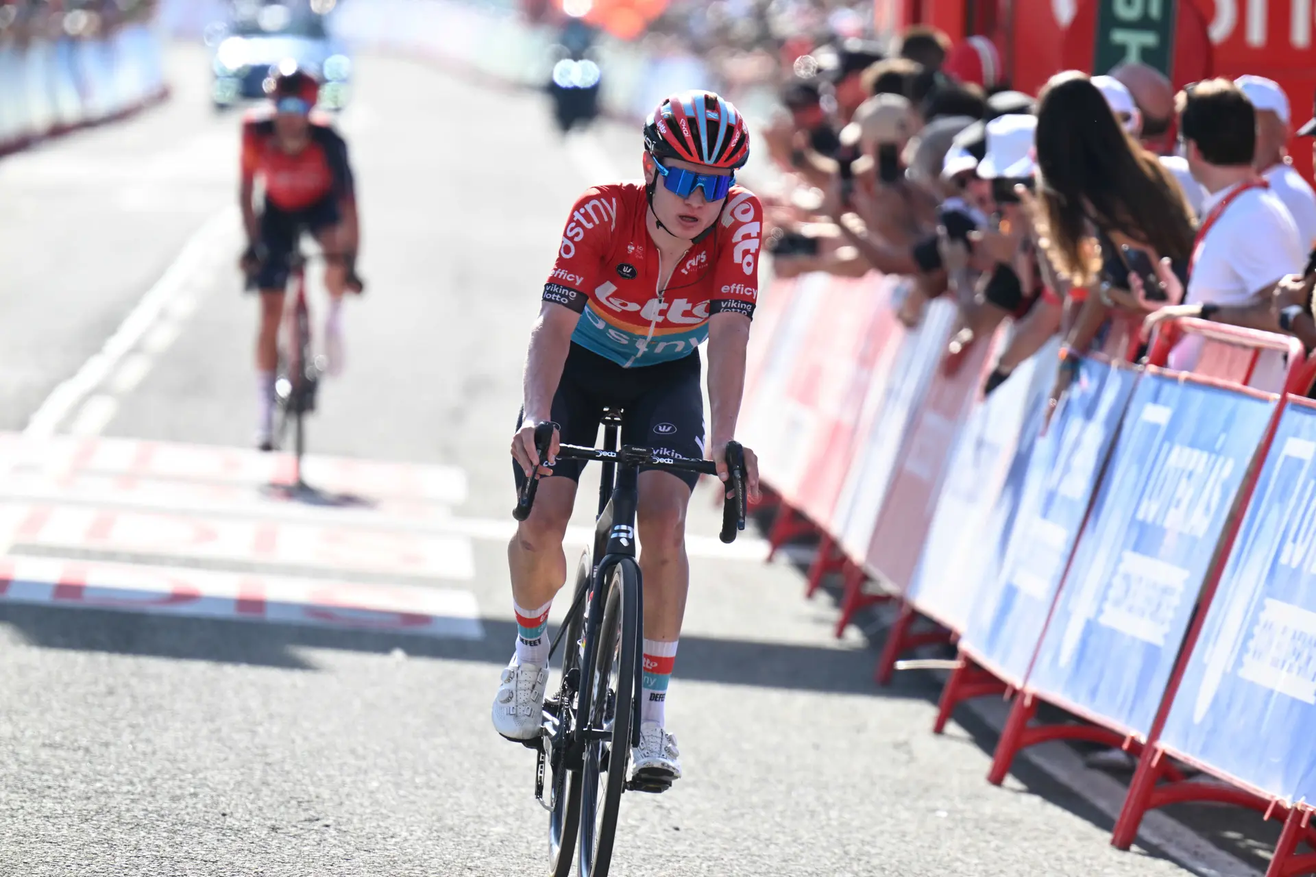 Lennert Van Eetvelt nach seinem unglaublichen Sieg bei der UAE Tour 2024: "Es ist unglaublich, ich kann es nicht glauben, ich habe alles gegeben"