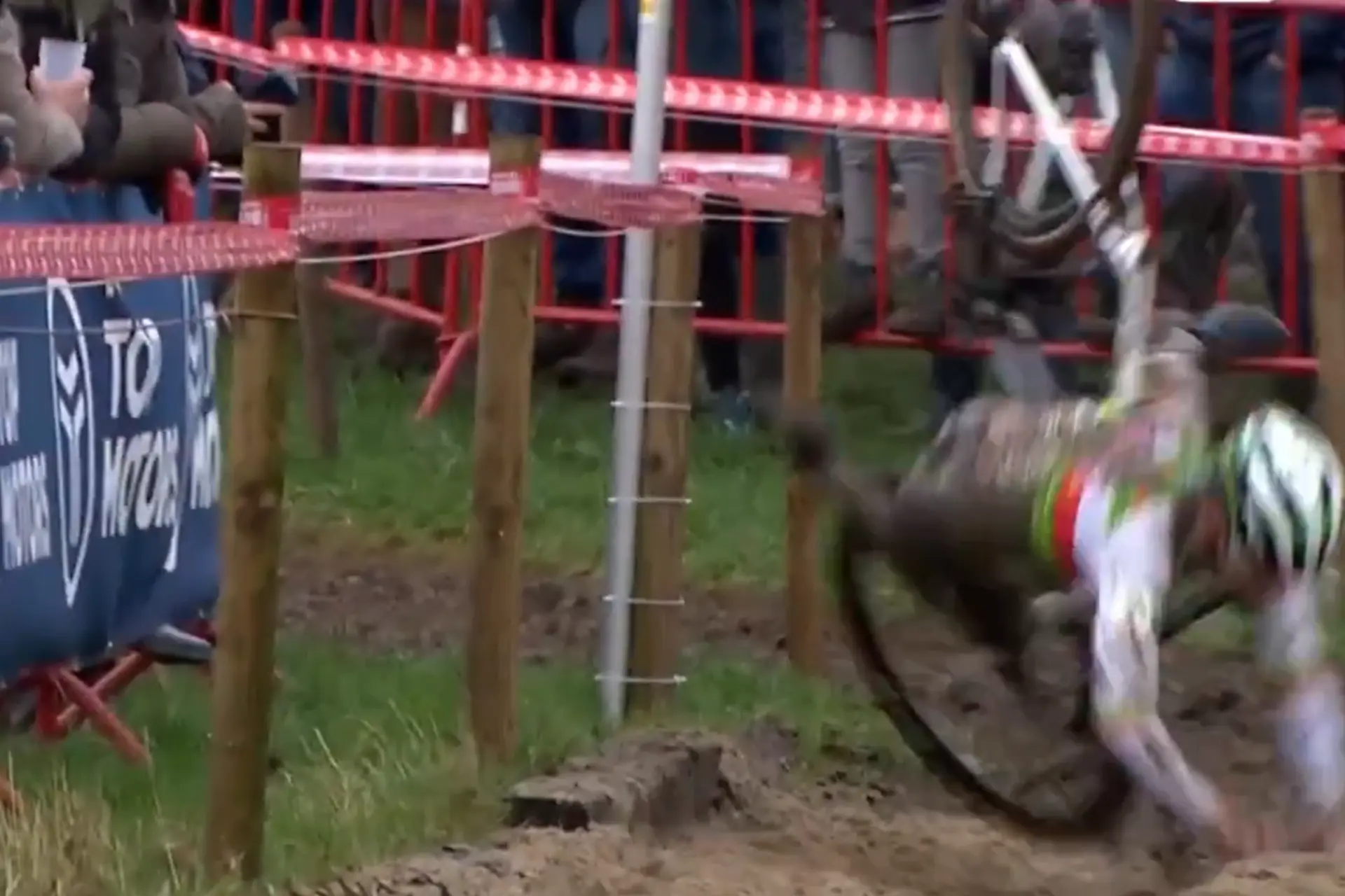 VIDEO: Marion Norbert Riberolle plumpst mit dem Gesicht in den Schlamm von Gullegem
