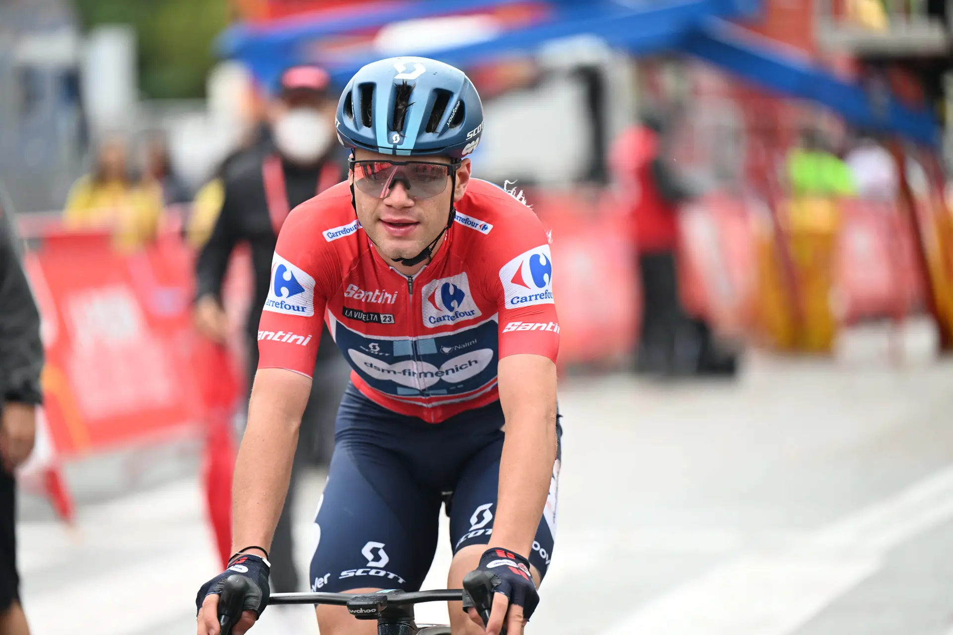Lorenzo Milesi, Mitglied des Movistar Teams, scheidet auf der letzten Etappe der AlUla Tour wegen eines Sturzes 25 km vor dem Ziel aus