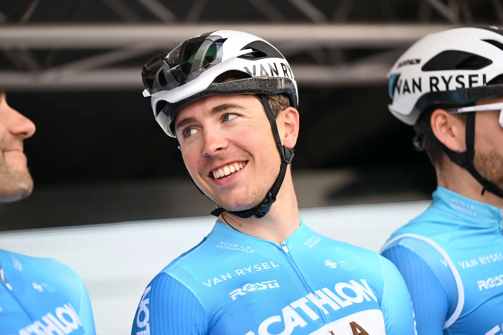 Benoit Cosnefroy führt das Decathlon AG2R La Mondiale Team auf der 2. Etappe der Tour des Alpes Maritimes zu einem Doppelsieg und sichert sich damit den Gesamtsieg