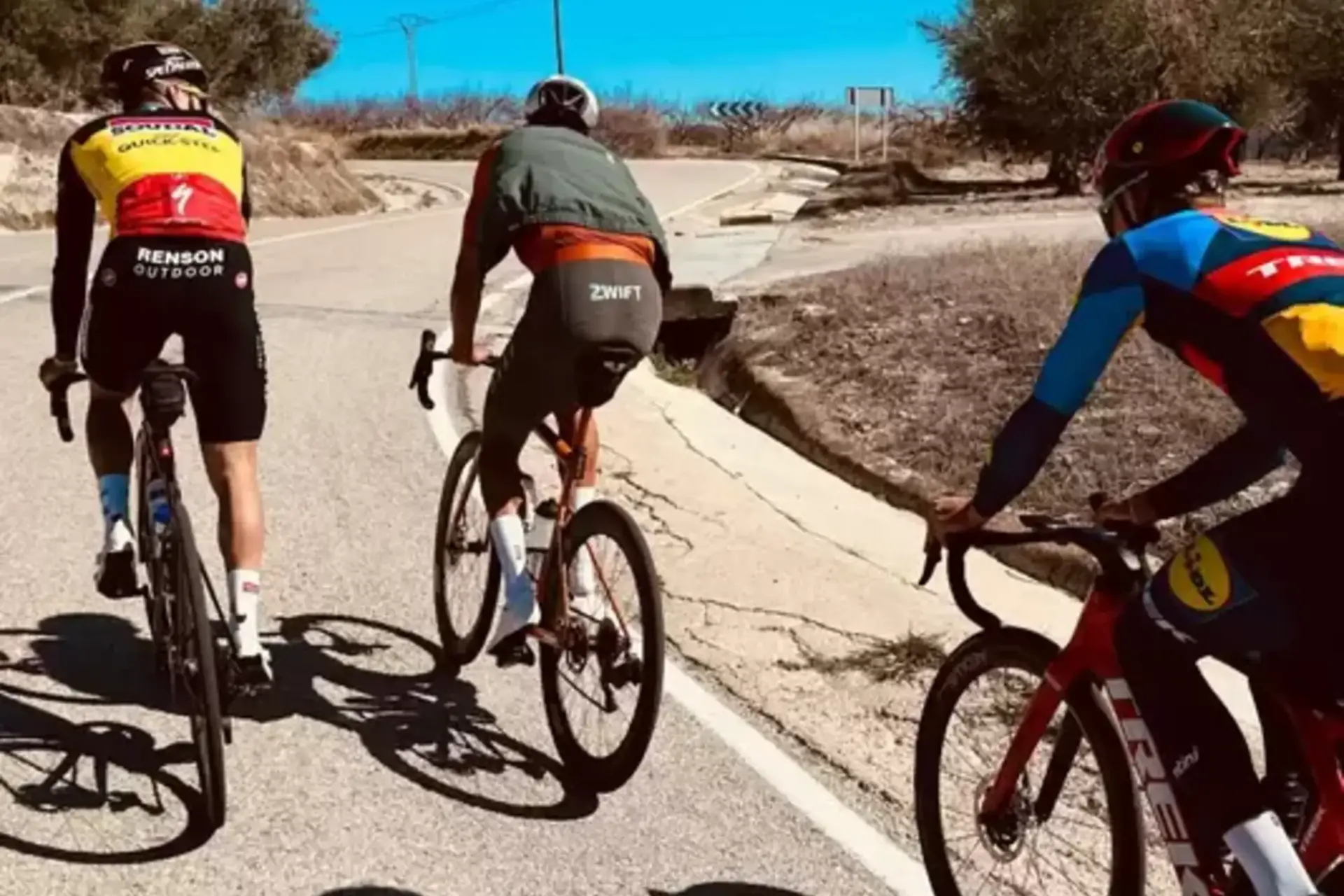 Thibau Nys bereitet sich zusammen mit Remco Evenepoel, Mathieu van der Poel und Freddy Ovett auf die Straßensaison vor