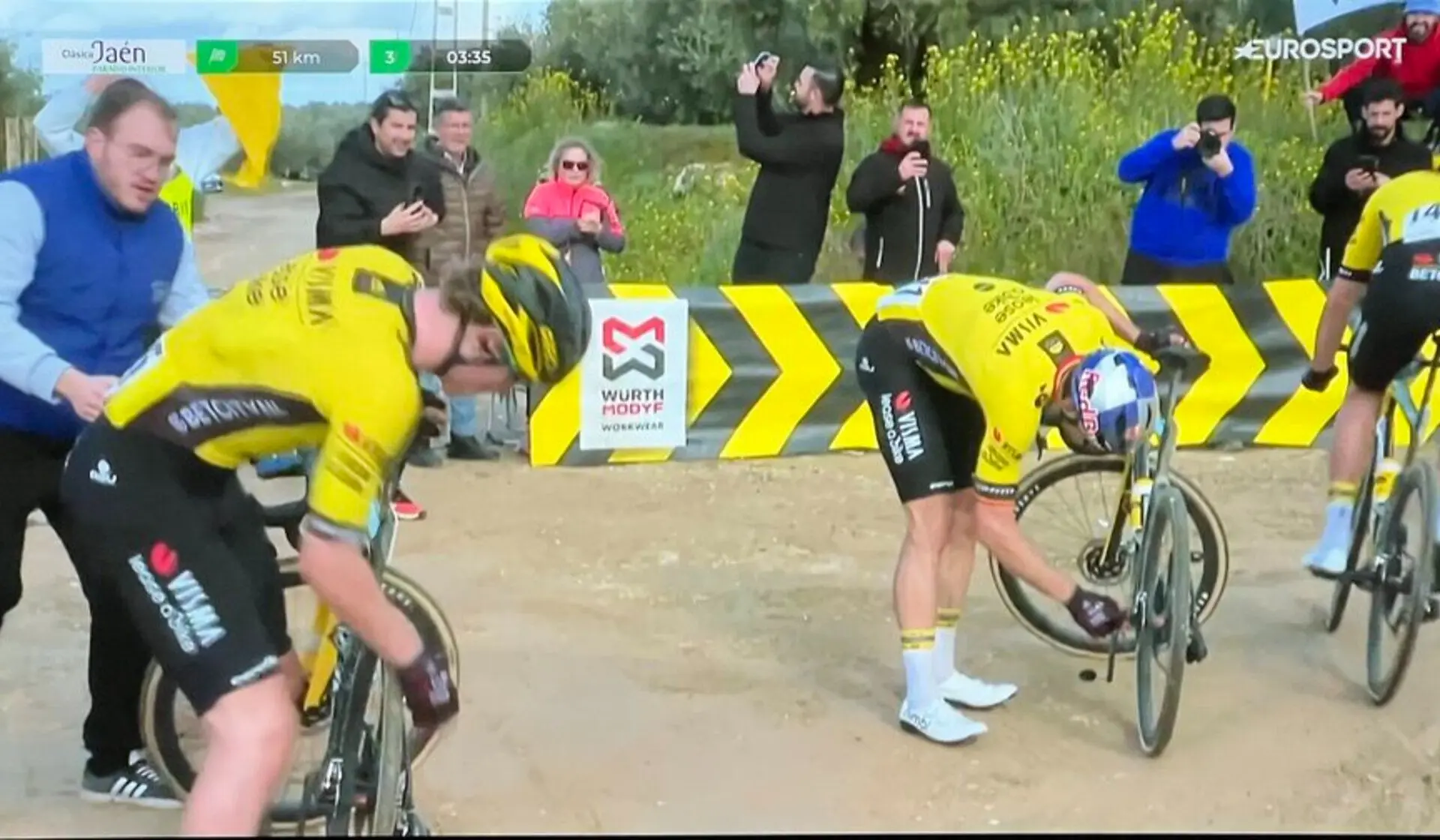 VIDEO: Wout van Aert wendet sich an einen Mechaniker, um seinen eigenen Reifenschaden im ersten Gravel Abschnitt der Clasica Jaen zu reparieren