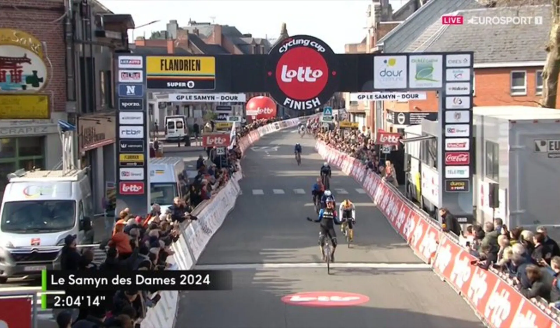 Vittoria Guazzini siegt bei Le Samyn des Dames 2024, da die Ausreißer das Feld in einem spannenden Finale abhalten; Schweinberger auf hervorragendem dritten Platz