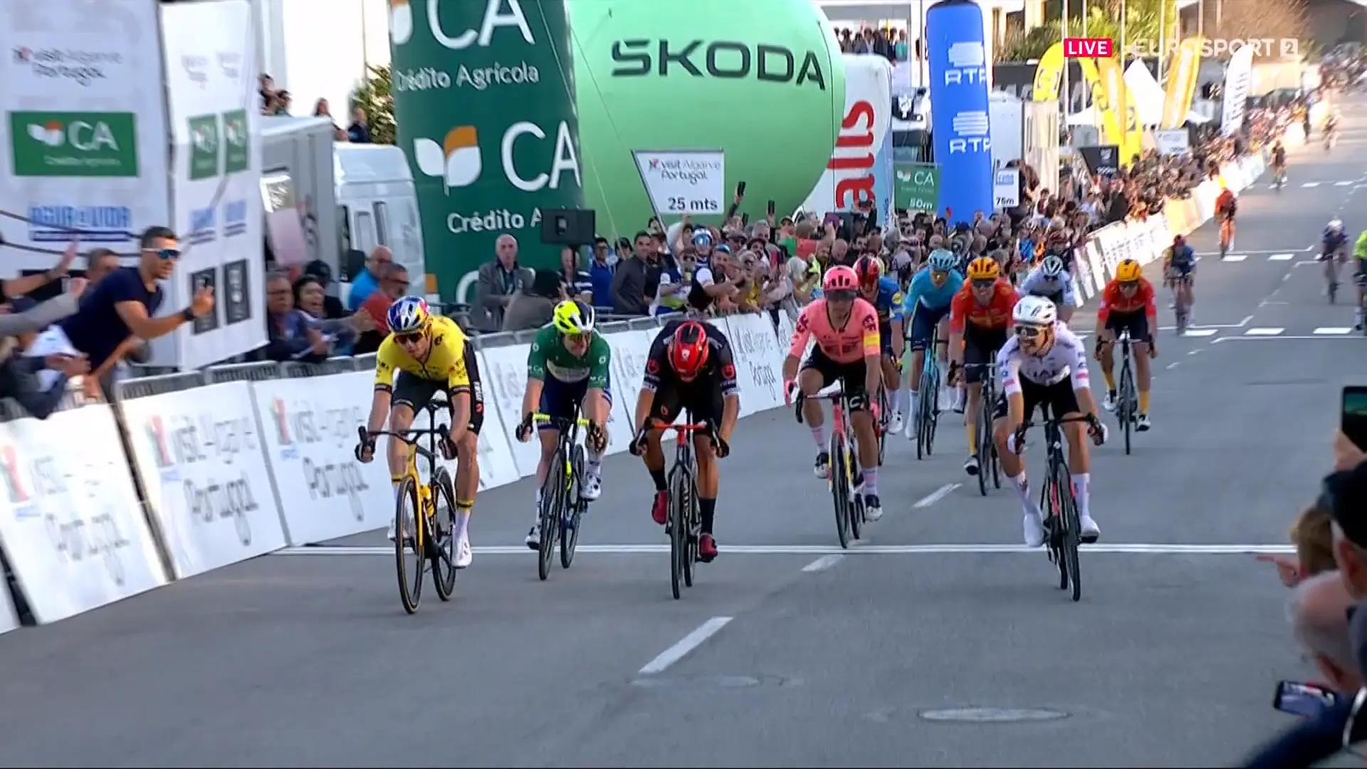 Wout van Aert gewinnt den Sprint der 3. Etappe der Volta ao Algarve - Rui Oliveira und Marius Mayrhofer werden Zweiter und Dritter