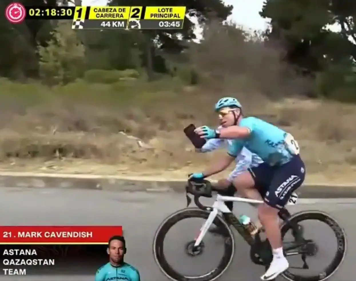 VIDEO: Mark Cavendish macht ein Selfie mit einem Fan während der Tour Colombia