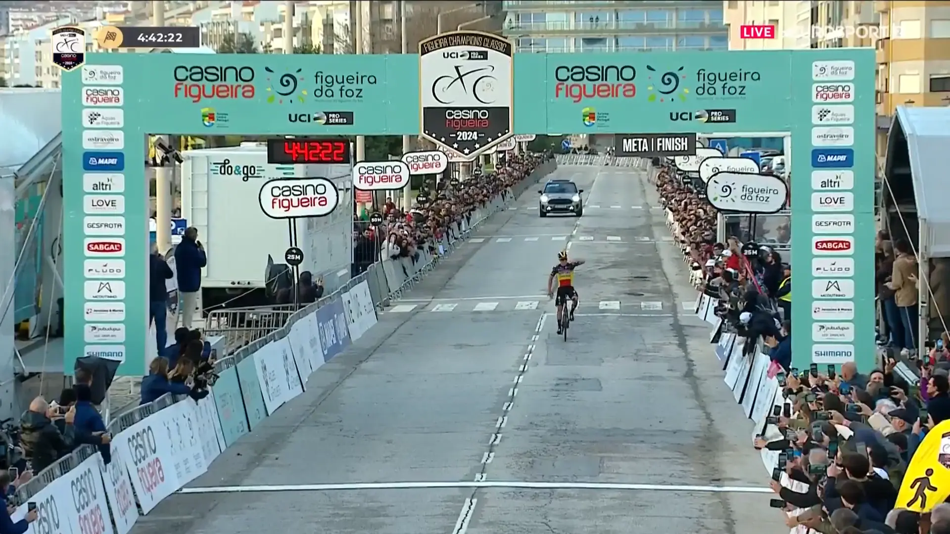 VIDEO: Remco Evenepoel genießt den letzten Kilometer nach einem fulminanten Solosieg beim Saisonauftakt
