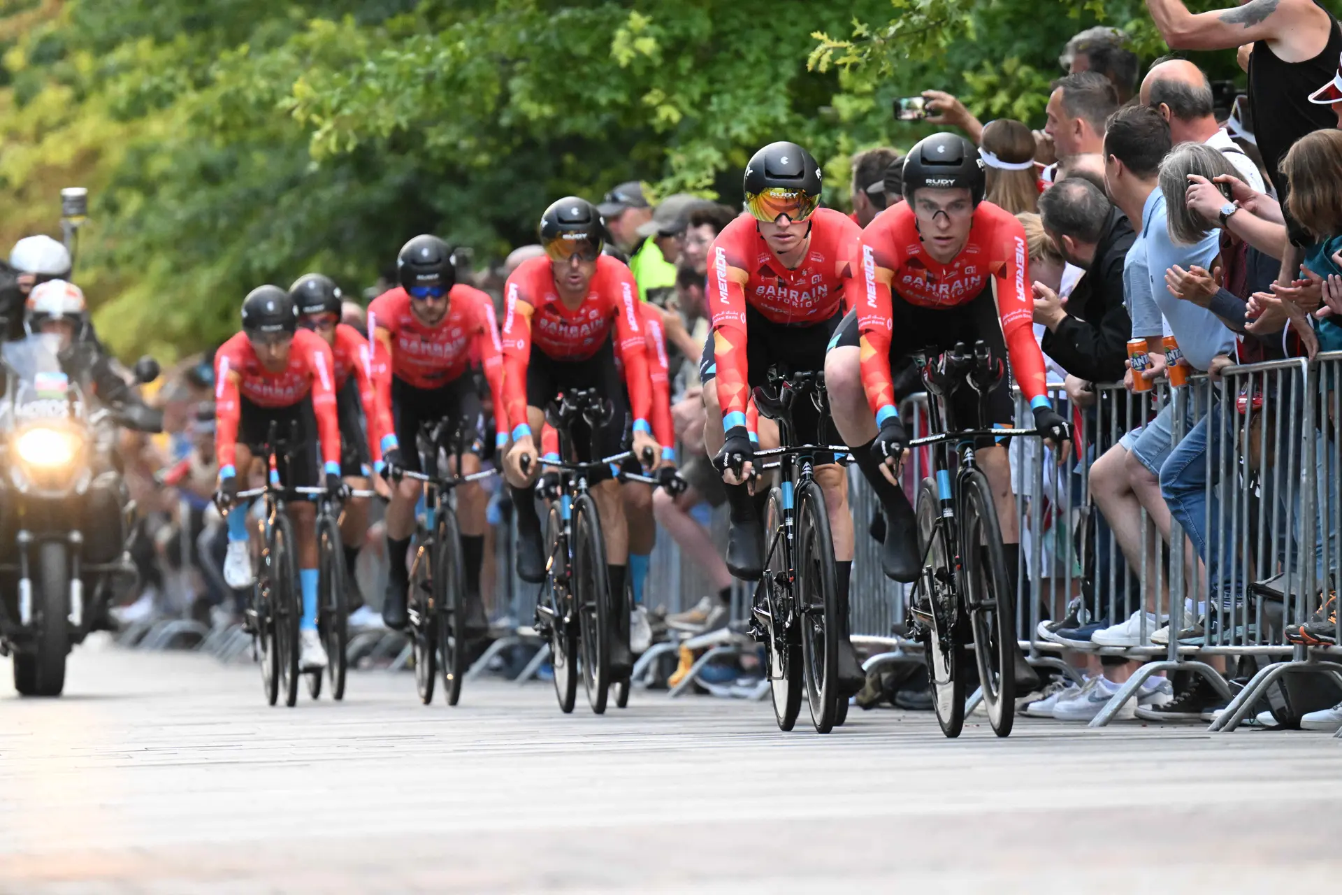 Bahrain - Victorious zeigt bei Tirreno-Adriatico 2024 auch einen neuen Zeitfahr-Helm