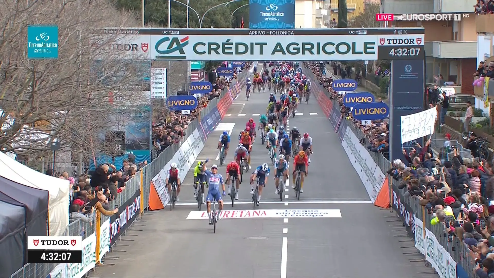 Jasper Philipsen eröffnet sein Konto für 2024 mit einem Sprintsieg auf der 2. Etappe von Tirreno-Adriatico 2024; Lienhard auf Platz 10
