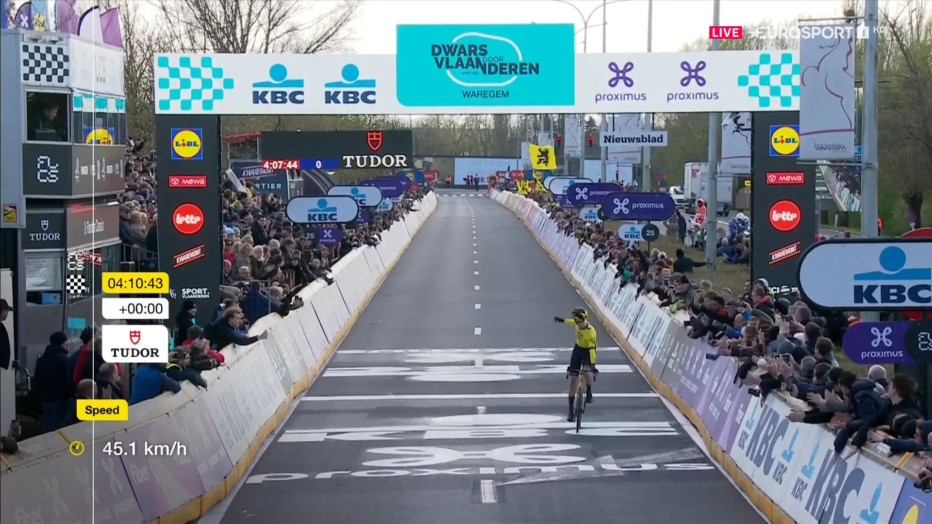 Matteo Jorgenson gewinnt die Dwars door Vlaanderen 2024 nach einem späten Angriff, während die Favoriten des Rennens durch Sturz ausfallen; Stefan Küng Dritter