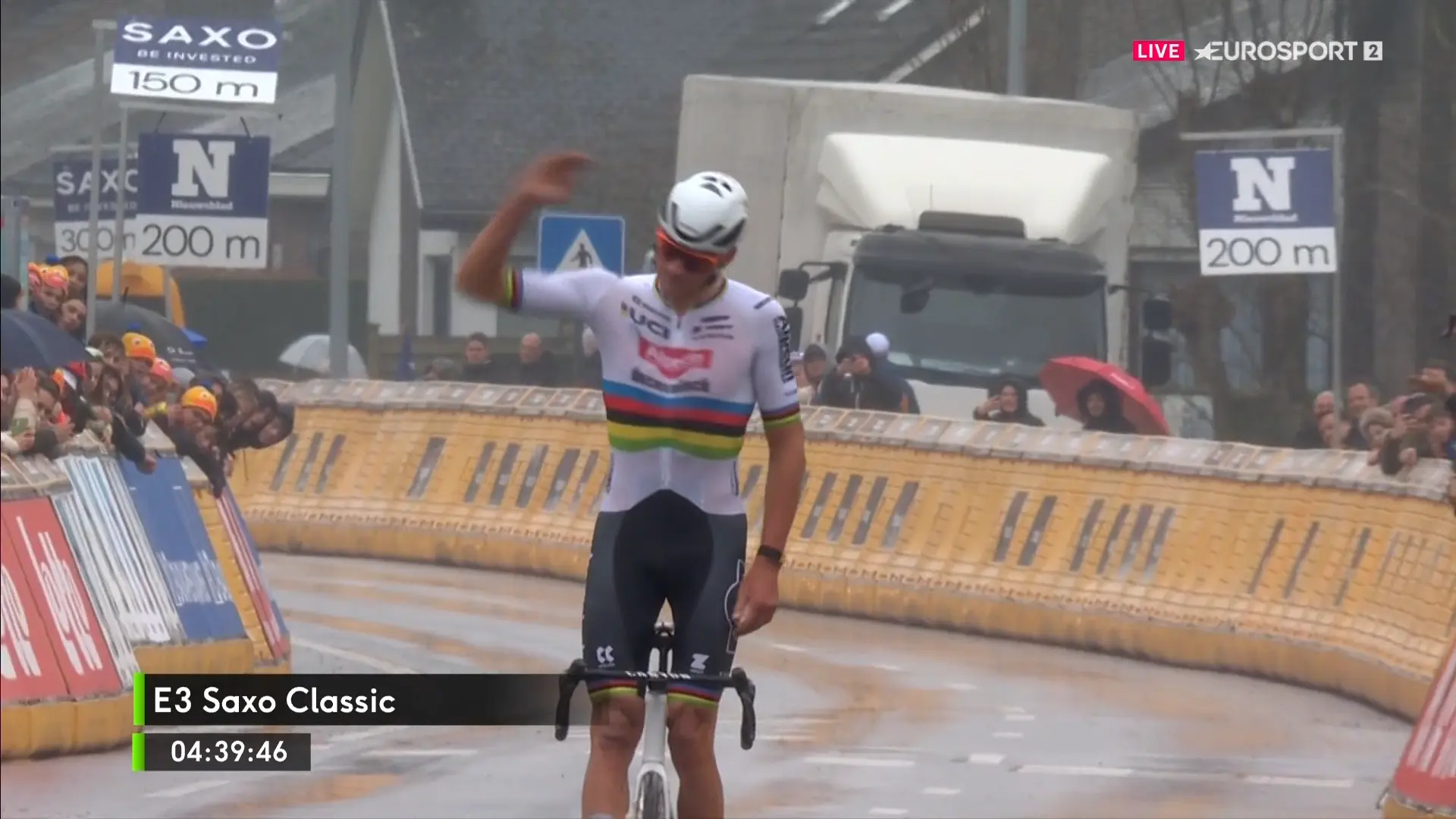 Mathieu van der Poel ergänzt E3 Saxo Classic 2024 mit spektakulärem Solo zu seinem Palmares; Jasper Stuyven 2. und Wout van Aert tapferer 3. nach Crash; Nils Politt Siebter