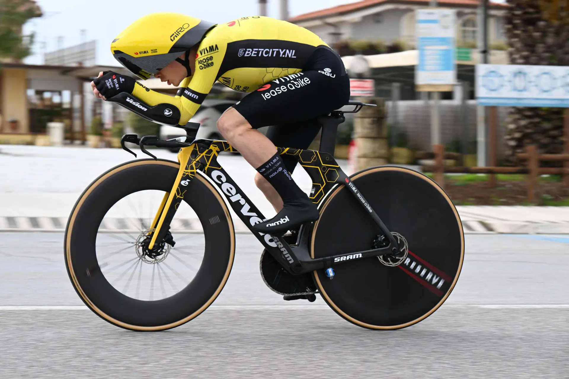 "Ich denke, das wird die Zukunft sein" - Jonas Vingegaards Meinung zum neuen Zeitfahrhelm des Team Visma - Lease a Bike