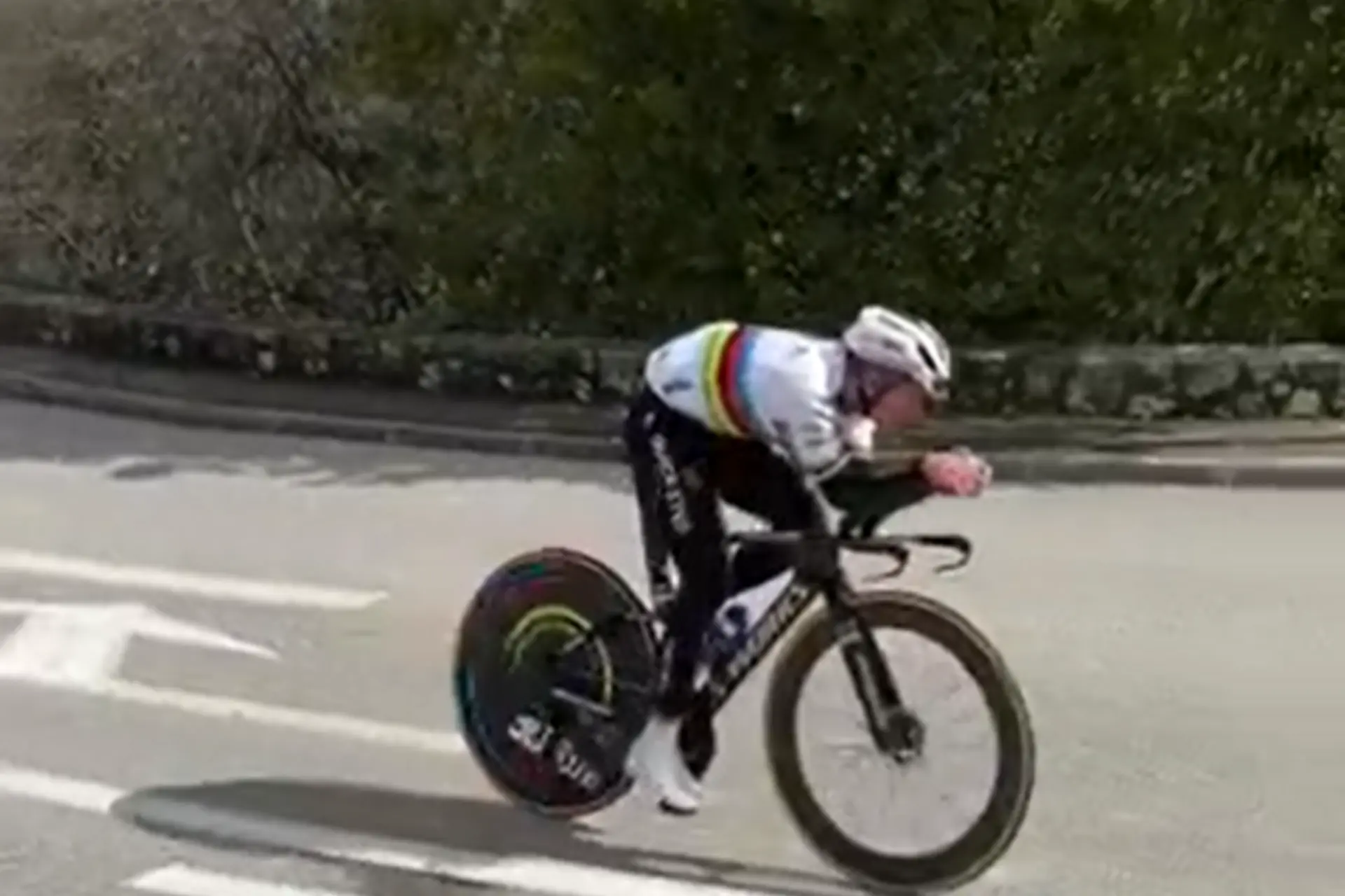 VIDEO: Remco Evenepoel nutzt die Zeit nach Paris-Nice sinnvoll, um die Zeitfahrstrecke der Tour de France zu erkunden