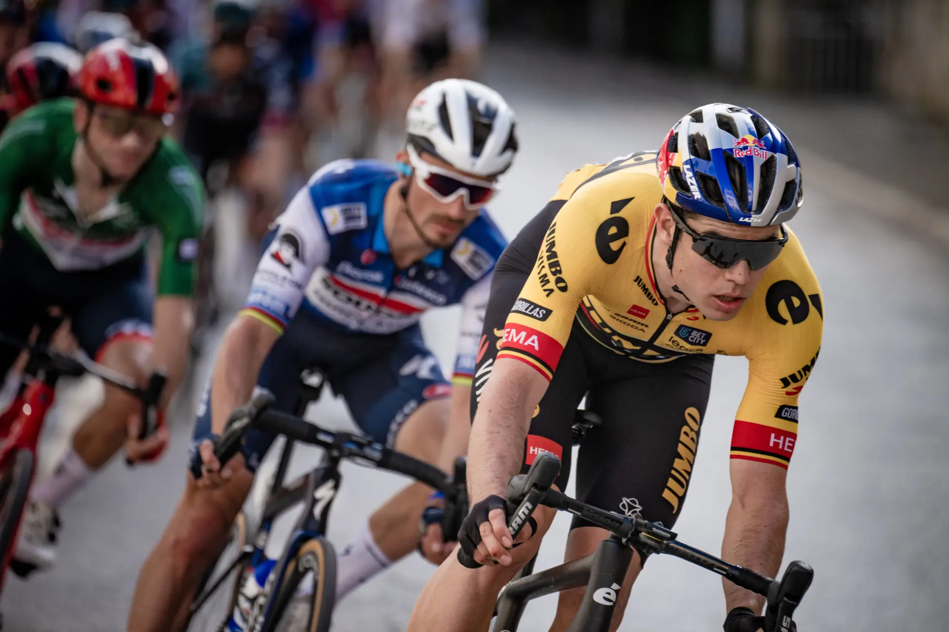 Vorläufige Startliste Dwars door Vlaanderen 2024 mit Wout van Aert, Mads Pedersen, Jasper Philipsen, Nico Denz, Jordi Meeus, Julian Alaphilippe und Christophe Laporte