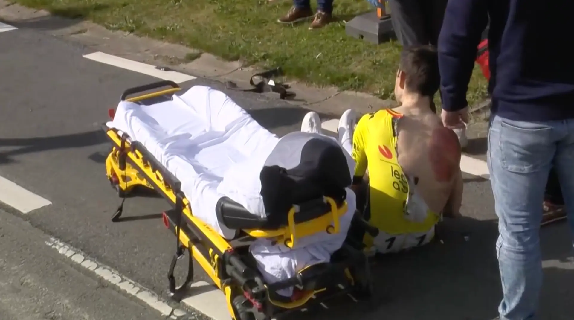 VIDEO: Wout van Aert wird bei Dwars Door Vlaanderen 2024 im Krankenwagen abtransportiert, nachdem bei einem Massenunfall auch Mads Pedersen, Jasper Stuyven und Biniam Girmay ausscheiden