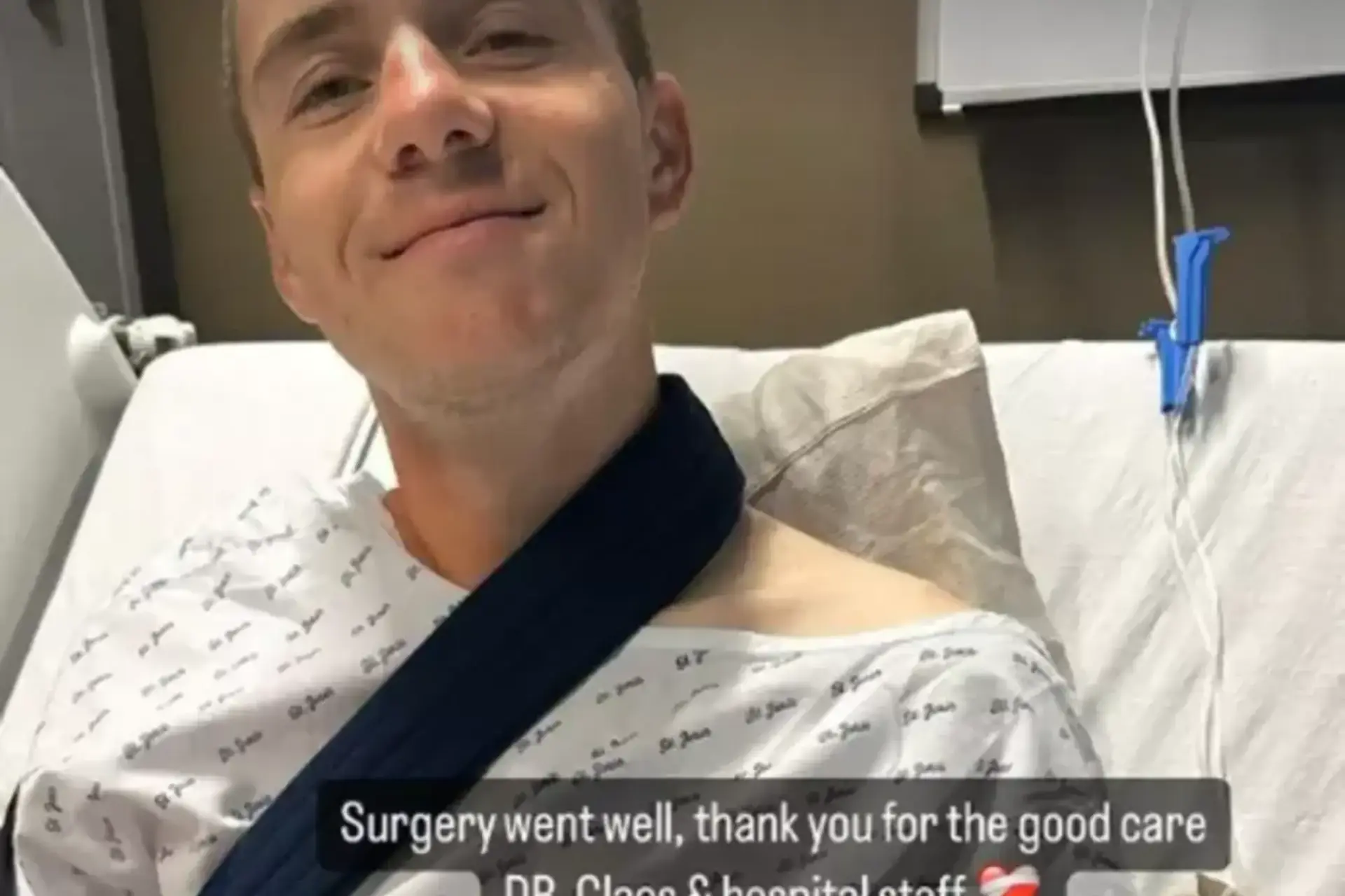 FOTO: Remco Evenepoel feiert seine erfolgreiche Operation mit Kuchen und Gebäck