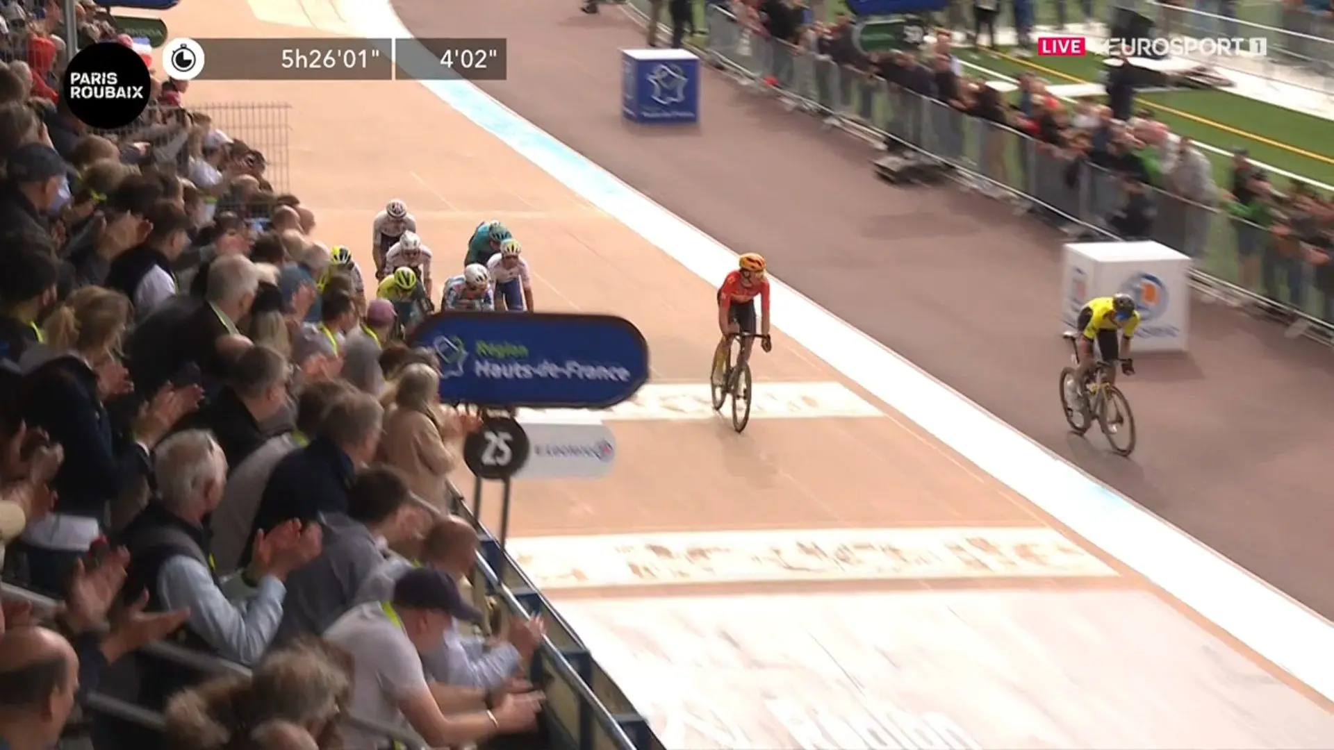 Tim van Dijke wird bei Paris-Roubaix 2024 wegen Verlassens der Bahn des Velodroms während des Sprints zurückgestuft