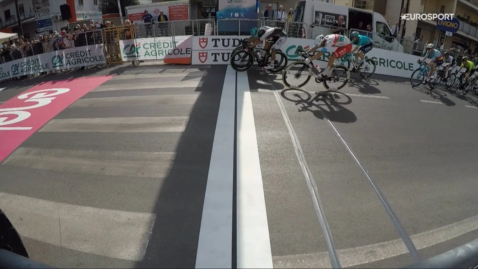 Enrico Zanoncello schenkt Bardiani den Sieg im Fotofinish-Sprint auf der 1. Etappe des Giro d'Abruzzo 2024 - Max Kanter wird Vierter