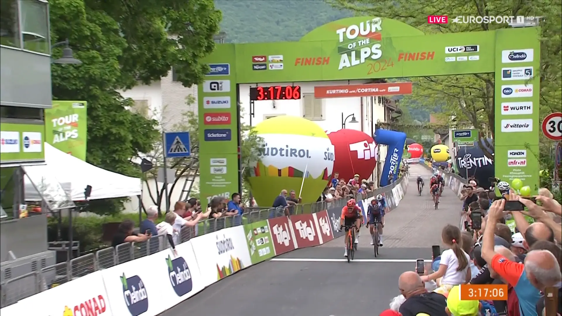 Tobias Foss sprintet auf der 1. Etappe der Tour of the Alps 2024 zum ersten Sieg in den Farben von INEOS Grenadiers