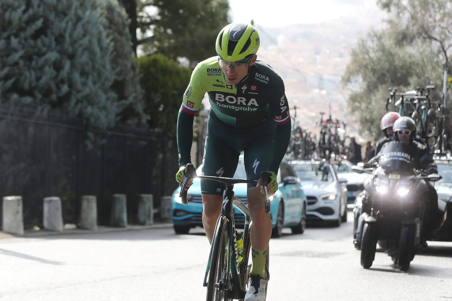 Primoz Roglic steigt nach seinem Horrorsturz bei der Baskenland-Rundfahrt 2024 zum ersten Mal wieder aufs Fahrrad