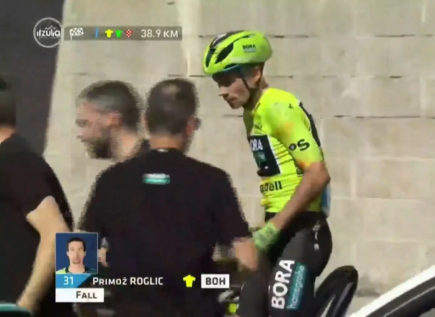 Primoz Roglic stürzt im Gelben Trikot und wird auf Gehirnerschütterung untersucht