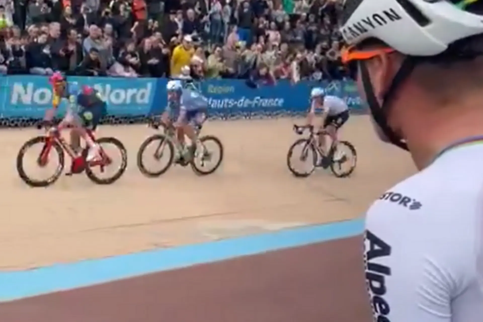 VIDEO: Mathieu van der Poel sieht zu, wie Jasper Philipsen den Alpecin-Deceuninck-Doppelsieg bei Paris-Roubaix 2024 im Velodrom sichert