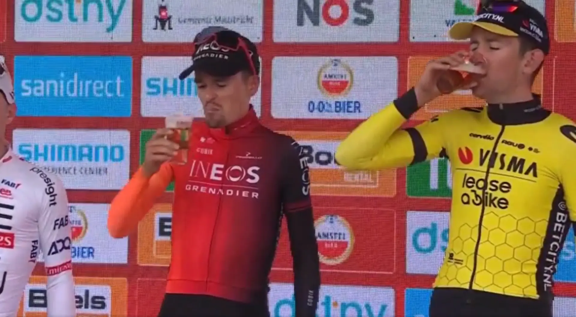 VIDEO: Tom Pidcock ist offenbar kein Fan von einem Siegesfeier-Bier nach dem Sieg beim Amstel Gold Race 2024