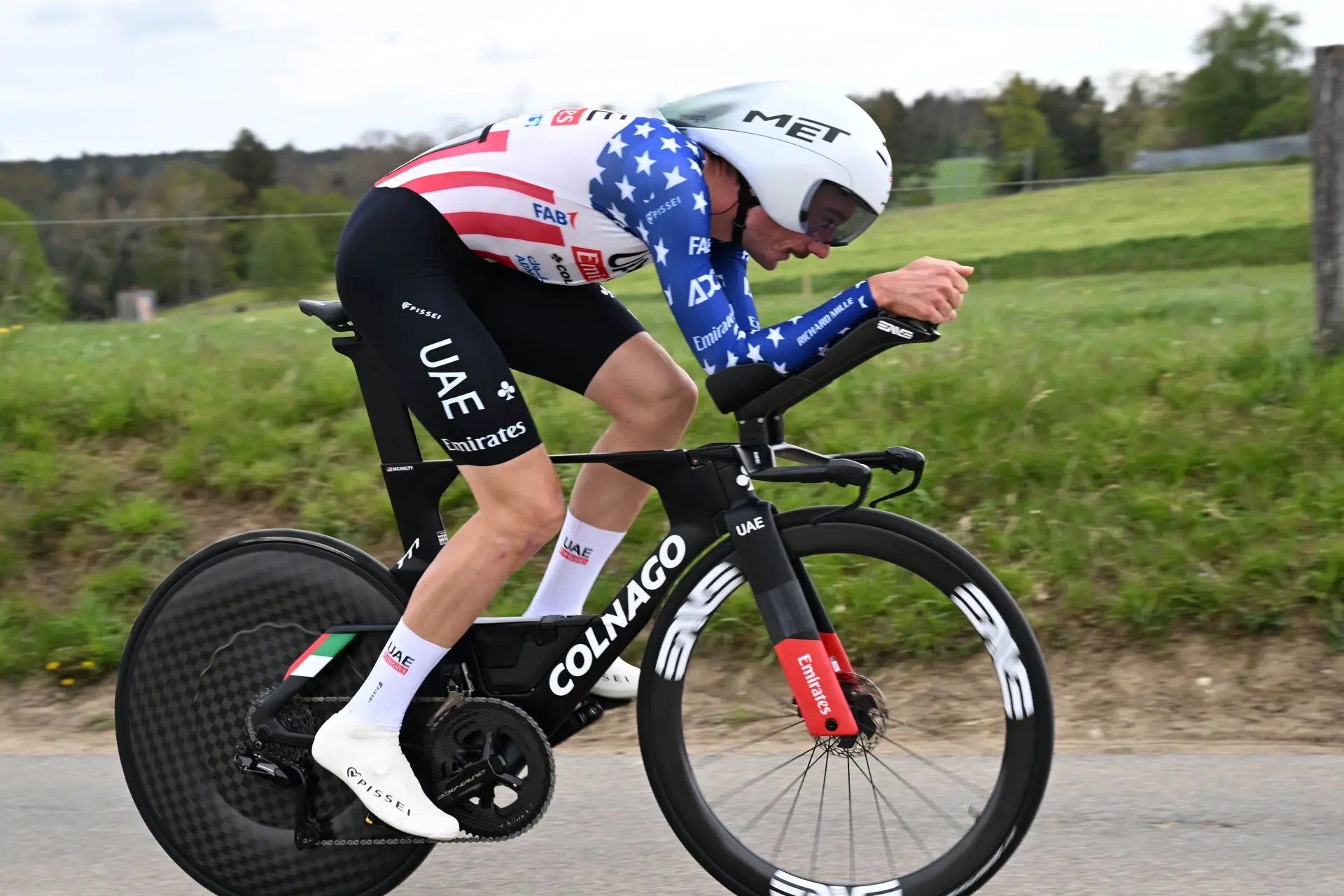 Die Vuelta a Espana 2024 beginnt, wie sie 2023 endete - mit einem Amerikaner im Roten Trikot! Brandon McNulty verblüfft mit Zeitfahrsieg auf Etappe 1 - Roglic wird Achter; Lipowitz auf 12