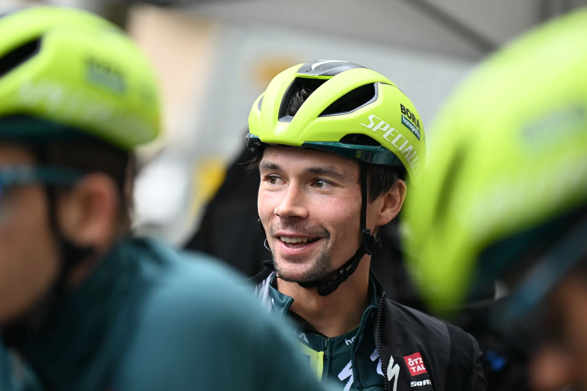 Primoz Roglic übersteht Sturz beim Criterium du Dauphine 2024 relativ unbeschadet